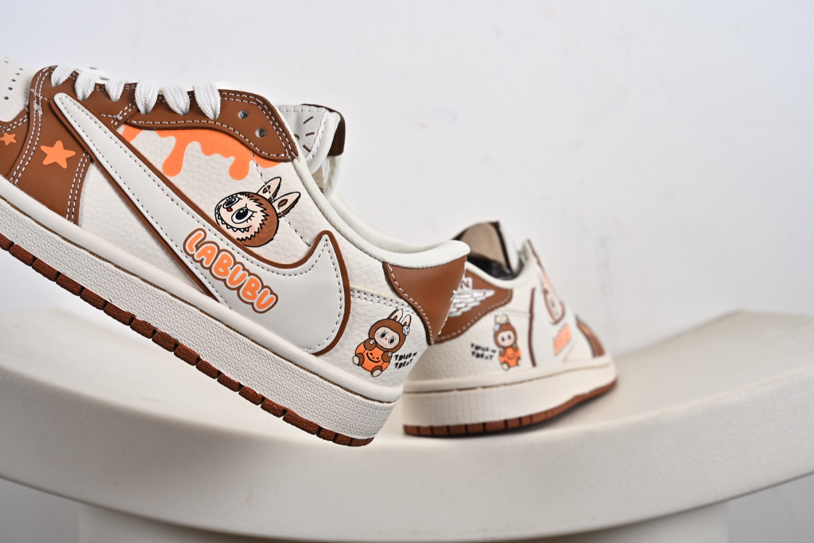 定制版Labubu x Travis Scott x Air Jordan 1 Low 拉布布 x AJ1 低帮 梦幻棕白倒钩 DZ5899-020
