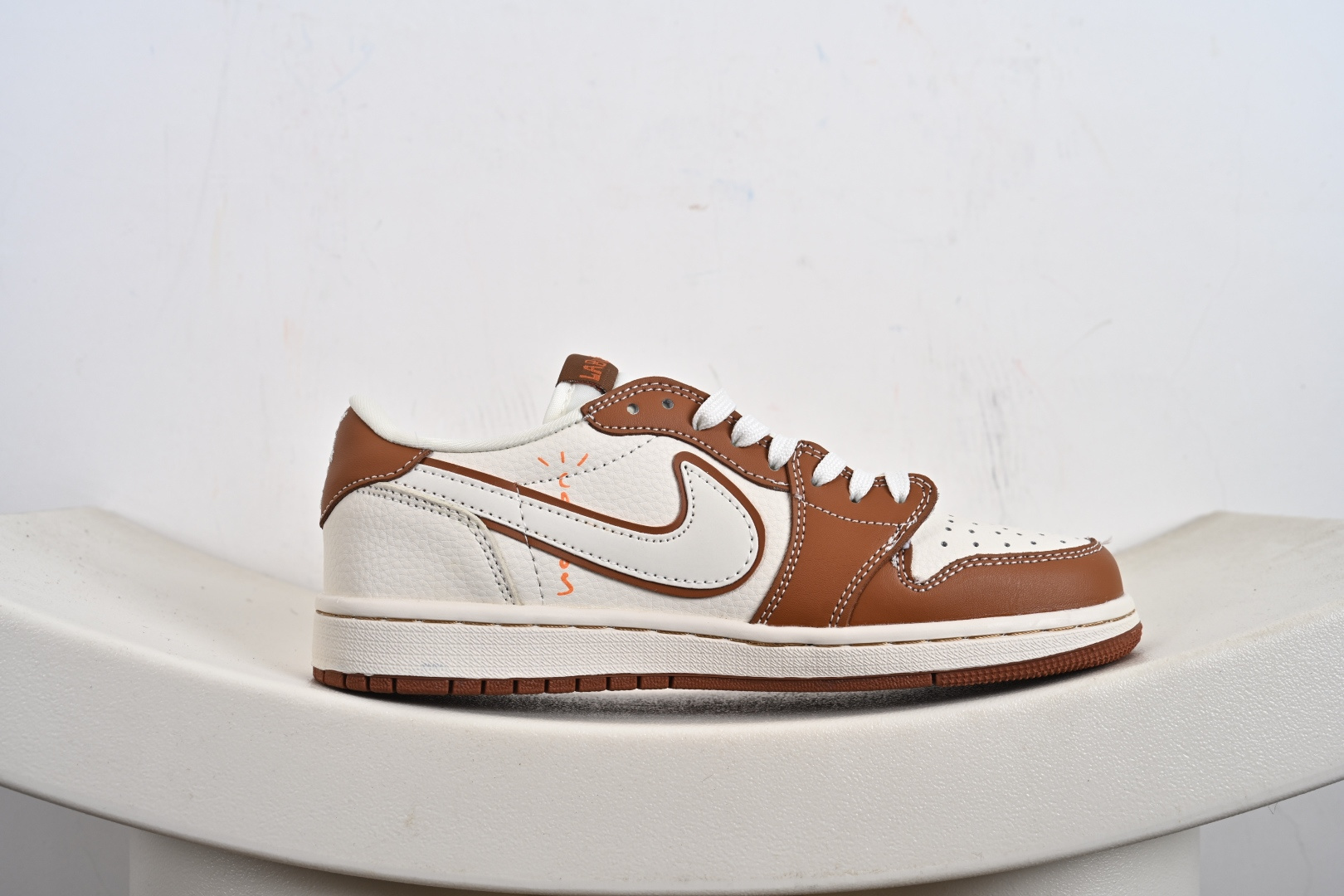 定制版Labubu x Travis Scott x Air Jordan 1 Low 拉布布 x AJ1 低帮 梦幻棕白倒钩 DZ5899-020
