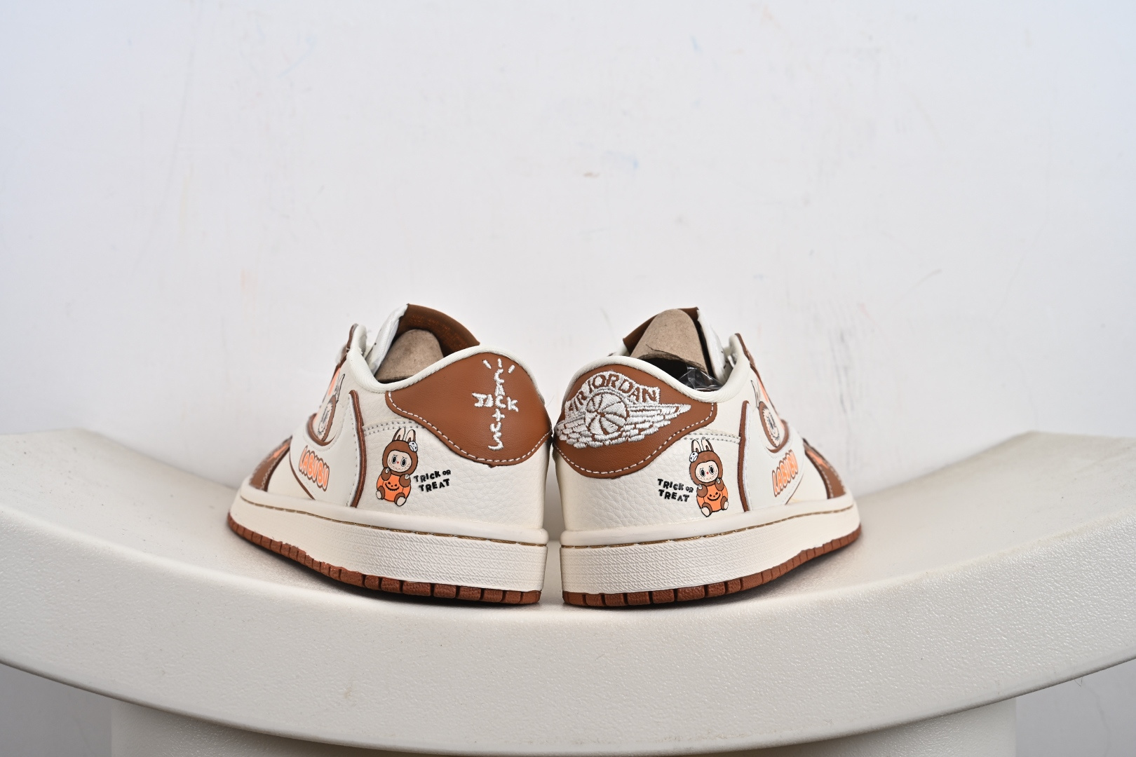 定制版Labubu x Travis Scott x Air Jordan 1 Low 拉布布 x AJ1 低帮 梦幻棕白倒钩 DZ5899-020