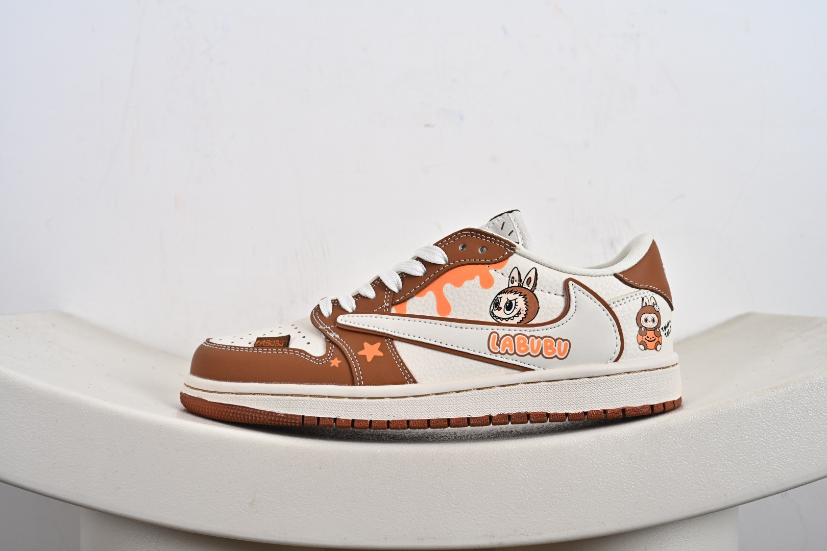 定制版Labubu x Travis Scott x Air Jordan 1 Low 拉布布 x AJ1 低帮 梦幻棕白倒钩 DZ5899-020