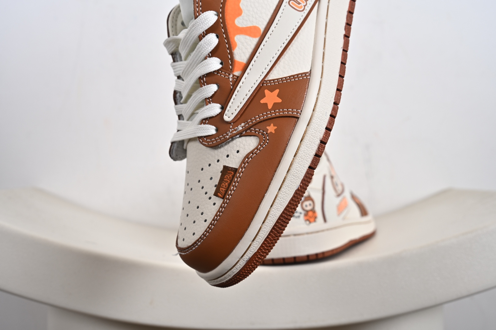 定制版Labubu x Travis Scott x Air Jordan 1 Low 拉布布 x AJ1 低帮 梦幻棕白倒钩 DZ5899-020