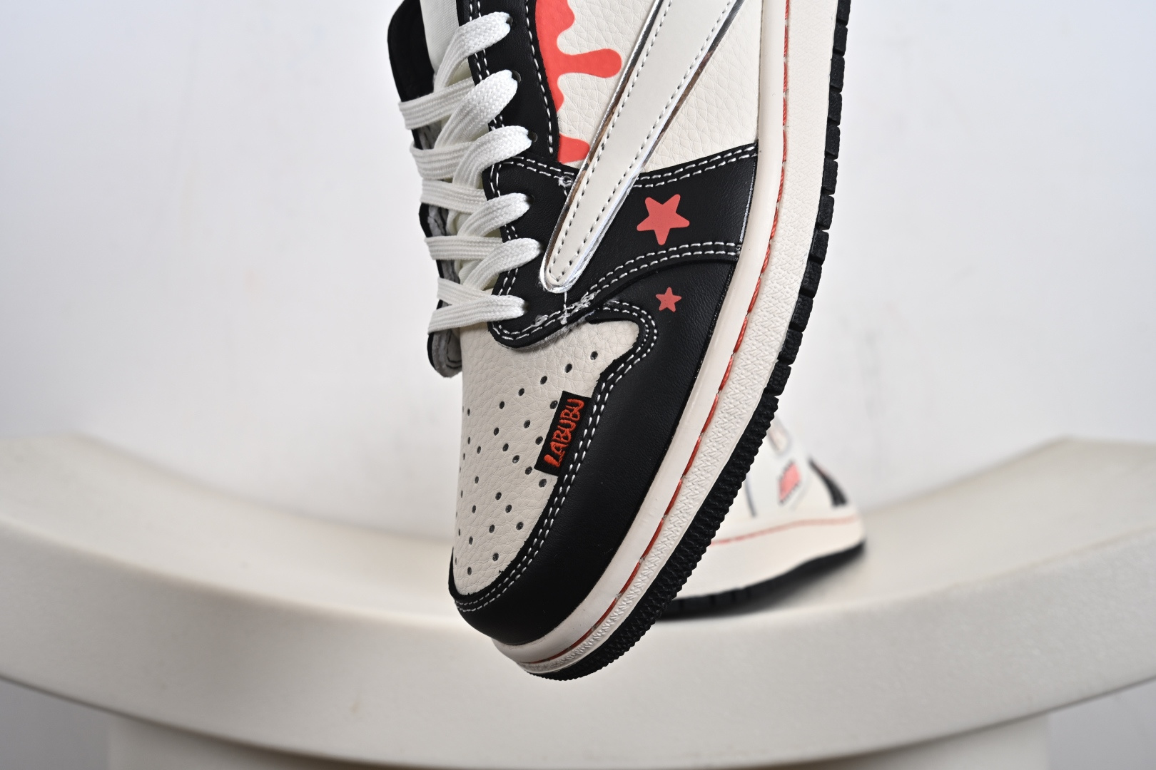 定制版Labubu x Travis Scott x Air Jordan 1 Low 拉布布 x AJ1 低帮 AJ1 乔丹1代 aj1 乔1 低邦 棕白倒勾联名 乔丹篮球鞋系列 DZ5899-019