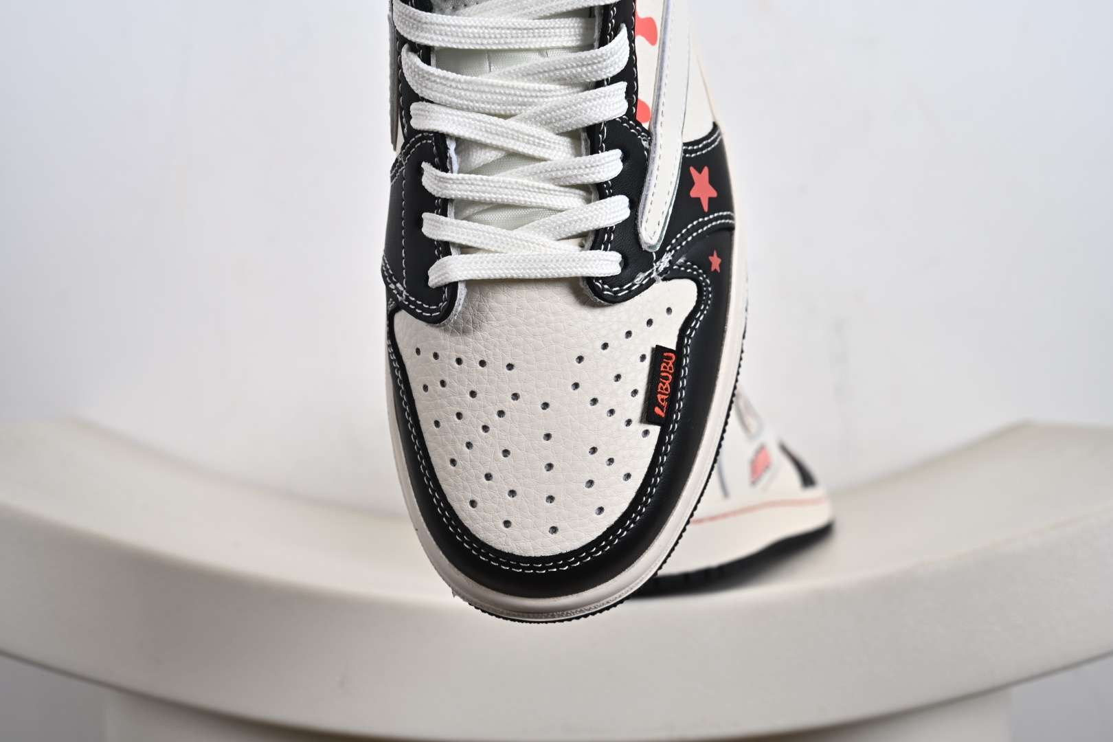 定制版Labubu x Travis Scott x Air Jordan 1 Low 拉布布 x AJ1 低帮 AJ1 乔丹1代 aj1 乔1 低邦 棕白倒勾联名 乔丹篮球鞋系列 DZ5899-019