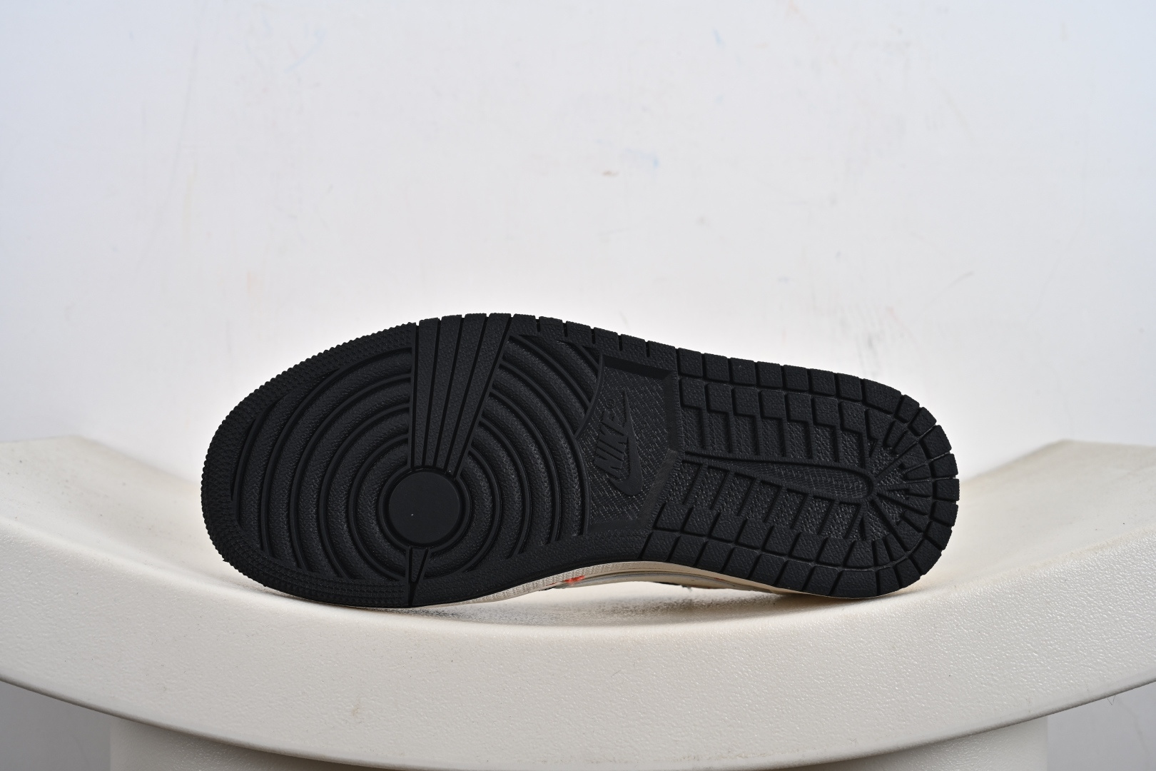 定制版Labubu x Travis Scott x Air Jordan 1 Low 拉布布 x AJ1 低帮 AJ1 乔丹1代 aj1 乔1 低邦 棕白倒勾联名 乔丹篮球鞋系列 DZ5899-019