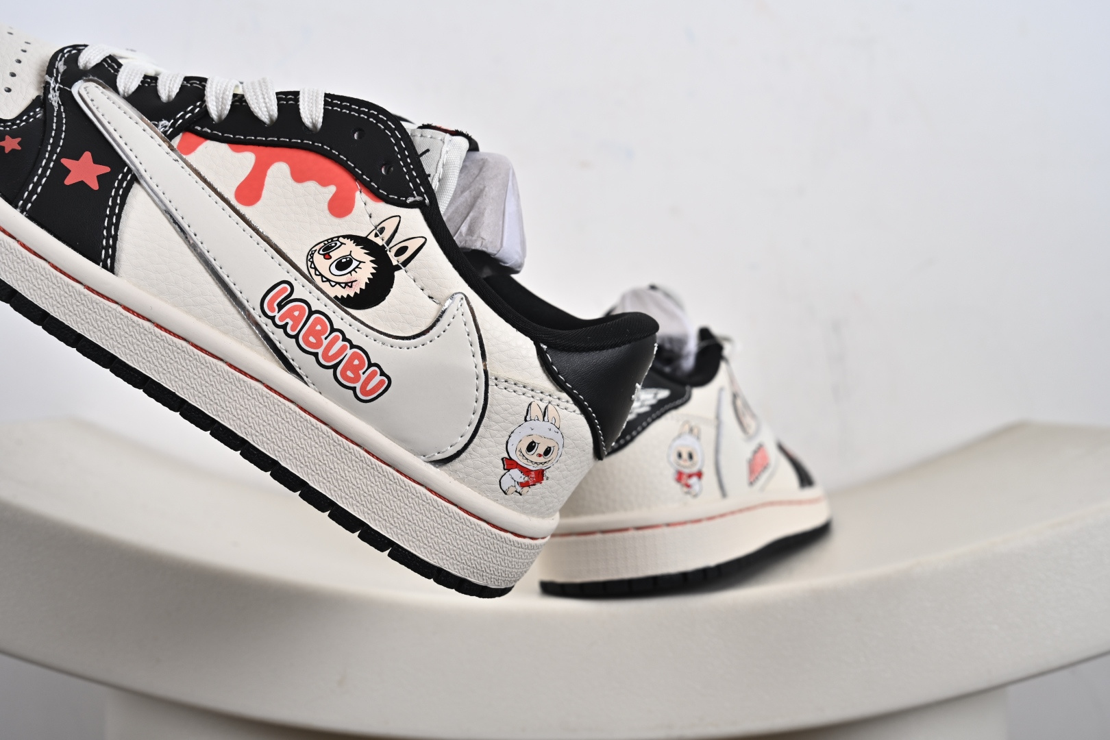 定制版Labubu x Travis Scott x Air Jordan 1 Low 拉布布 x AJ1 低帮 AJ1 乔丹1代 aj1 乔1 低邦 棕白倒勾联名 乔丹篮球鞋系列 DZ5899-019