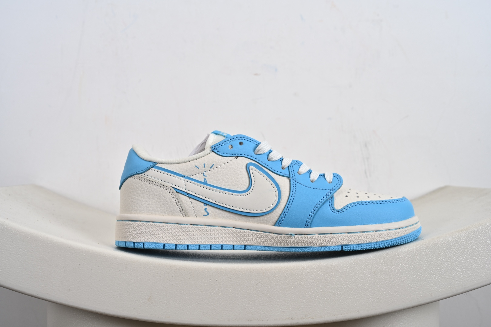 定制版Labubu x Travis Scott x Air Jordan 1 Low 拉布布 x AJ1 低帮 梦幻蓝白倒钩 AJ1 乔丹1代 aj1 乔1 低邦 蓝白倒勾联名 DZ5899-022