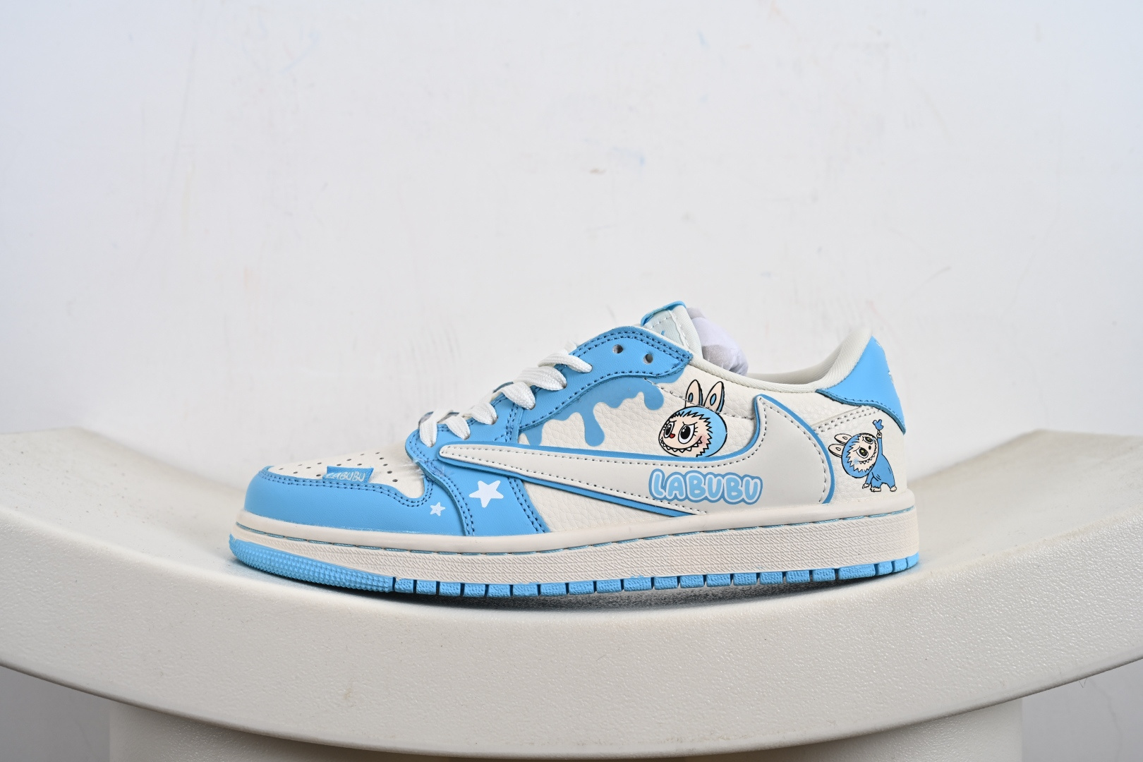定制版Labubu x Travis Scott x Air Jordan 1 Low 拉布布 x AJ1 低帮 梦幻蓝白倒钩 AJ1 乔丹1代 aj1 乔1 低邦 蓝白倒勾联名 DZ5899-022