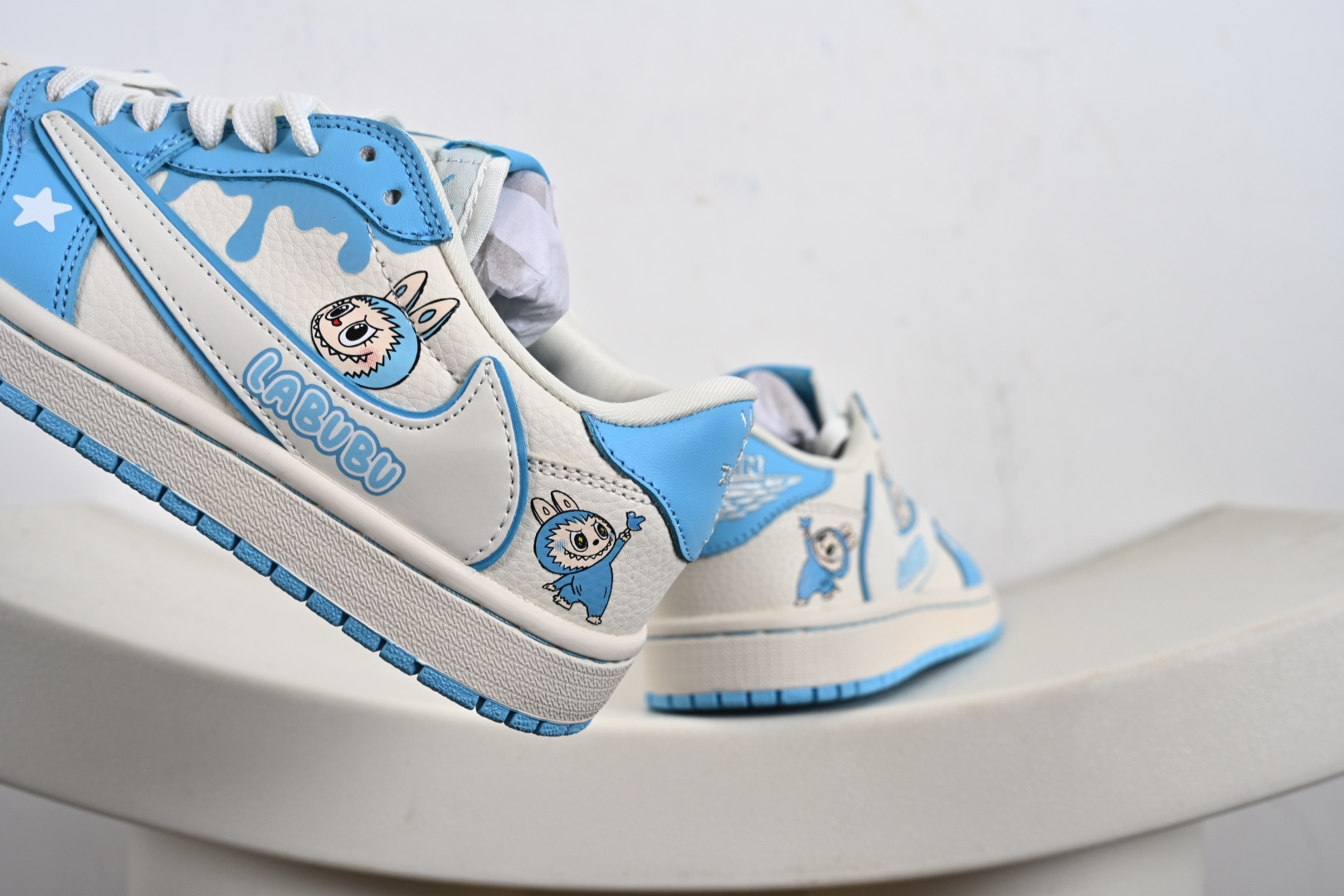 定制版Labubu x Travis Scott x Air Jordan 1 Low 拉布布 x AJ1 低帮 梦幻蓝白倒钩 AJ1 乔丹1代 aj1 乔1 低邦 蓝白倒勾联名 DZ5899-022