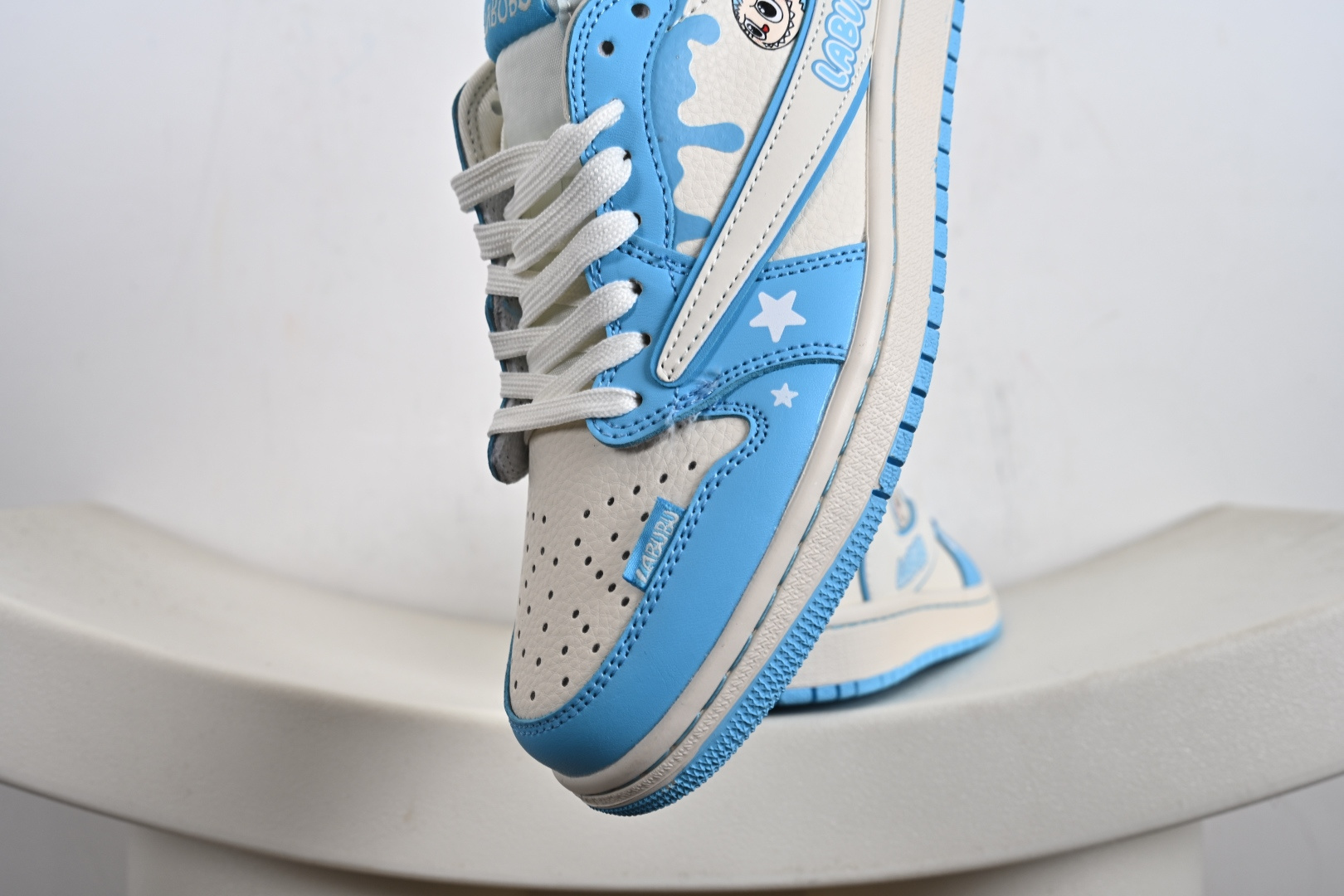 定制版Labubu x Travis Scott x Air Jordan 1 Low 拉布布 x AJ1 低帮 梦幻蓝白倒钩 AJ1 乔丹1代 aj1 乔1 低邦 蓝白倒勾联名 DZ5899-022