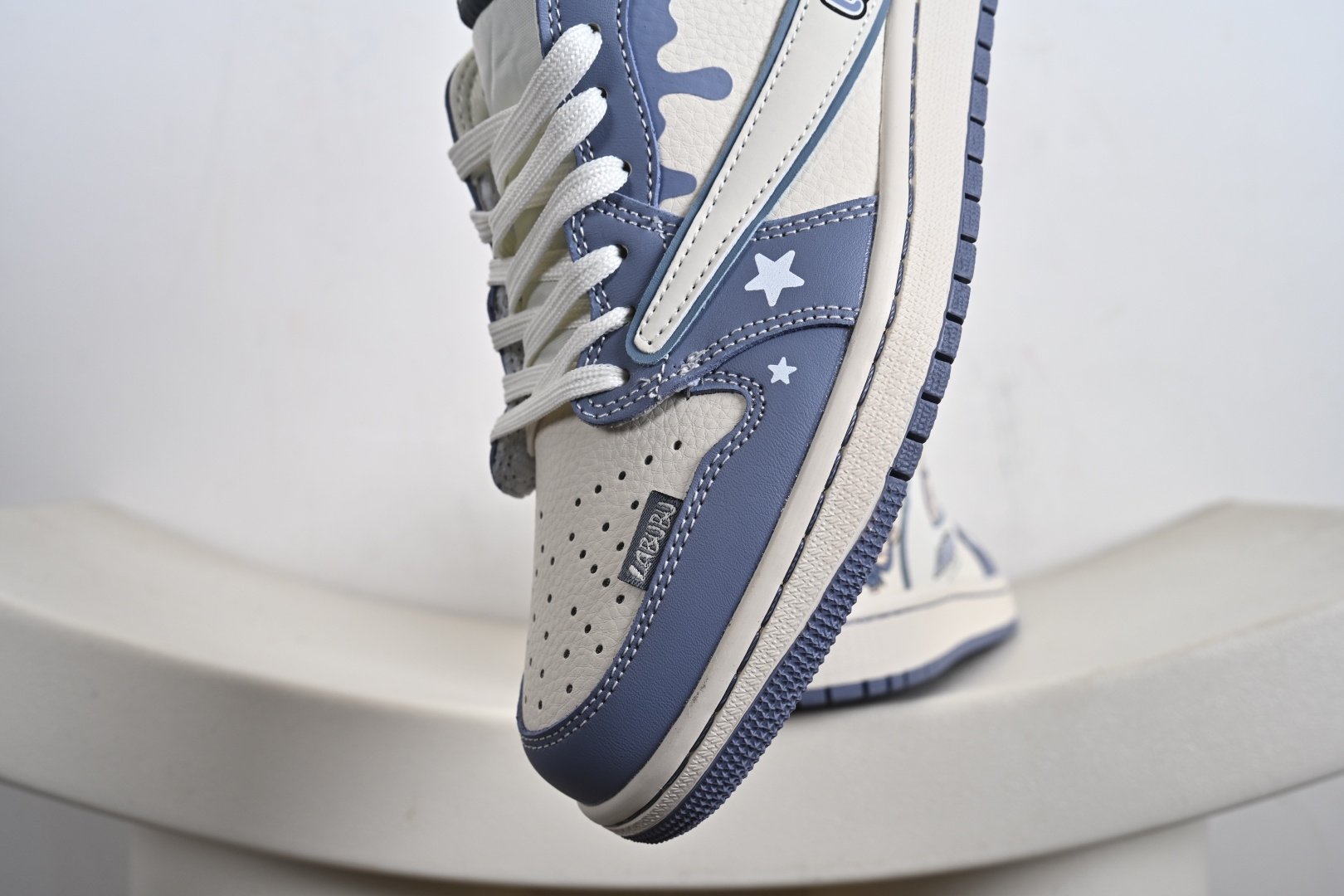 Labubu x Travis Scott x Air Jordan 1 Low 拉布布 x AJ1 低帮 梦幻蓝白倒钩 AJ1 乔丹1代 aj1 乔1 低邦倒勾联名 乔丹篮球鞋系列 DZ5899-018