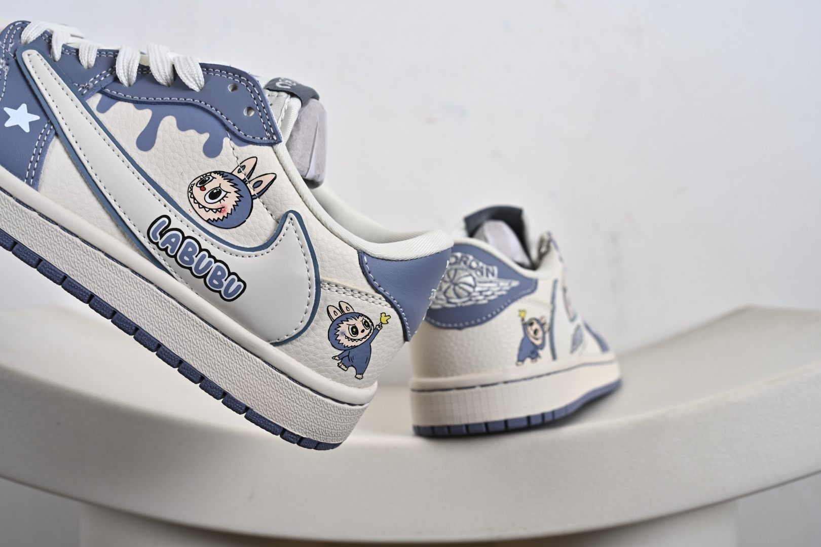 Labubu x Travis Scott x Air Jordan 1 Low 拉布布 x AJ1 低帮 梦幻蓝白倒钩 AJ1 乔丹1代 aj1 乔1 低邦倒勾联名 乔丹篮球鞋系列 DZ5899-018
