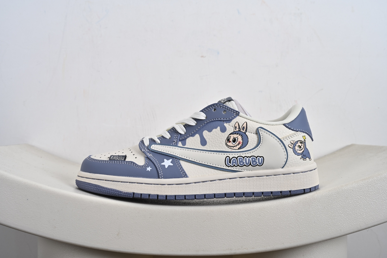 Labubu x Travis Scott x Air Jordan 1 Low 拉布布 x AJ1 低帮 梦幻蓝白倒钩 AJ1 乔丹1代 aj1 乔1 低邦倒勾联名 乔丹篮球鞋系列 DZ5899-018