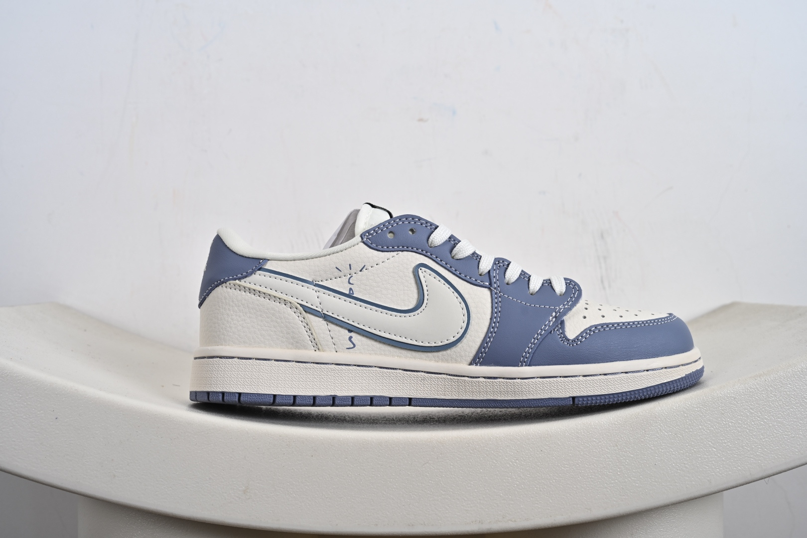 Labubu x Travis Scott x Air Jordan 1 Low 拉布布 x AJ1 低帮 梦幻蓝白倒钩 AJ1 乔丹1代 aj1 乔1 低邦倒勾联名 乔丹篮球鞋系列 DZ5899-018