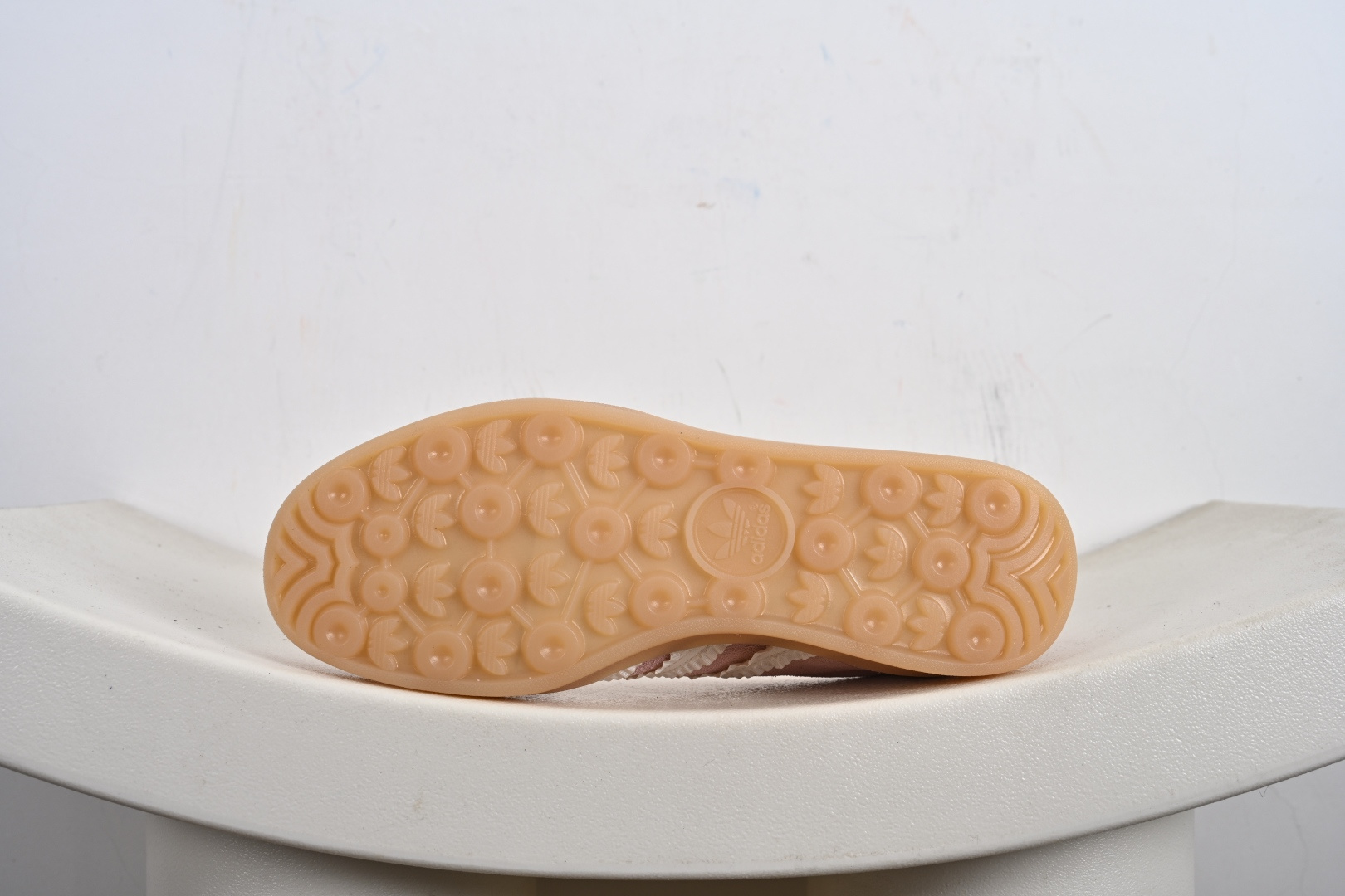 渠道纯原版 AD Gazelle Indoor Trainers 羚羊内训系列低帮复古百搭休闲运动德训风板鞋 粉白生胶花边 JS1413