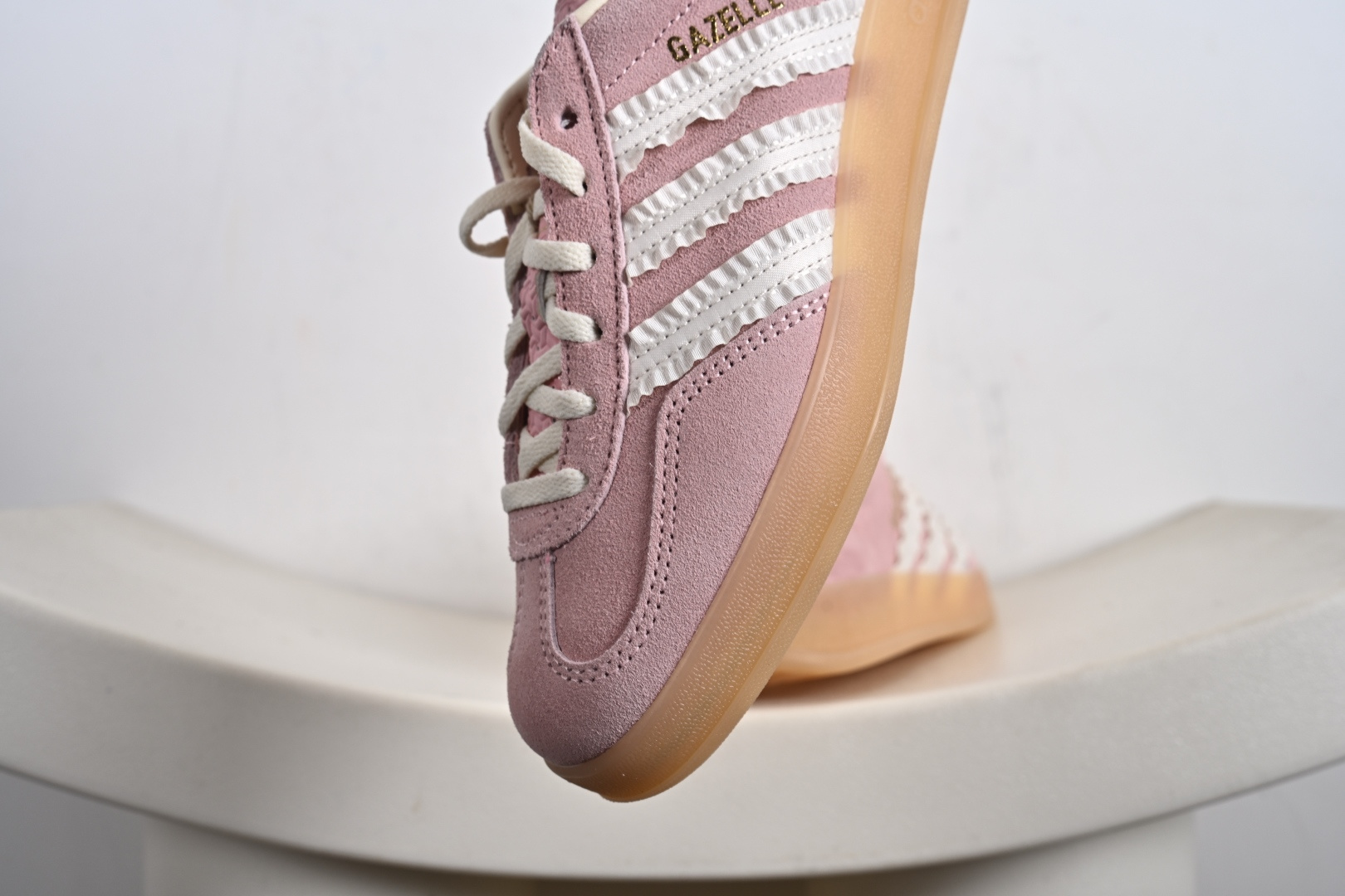 渠道纯原版 AD Gazelle Indoor Trainers 羚羊内训系列低帮复古百搭休闲运动德训风板鞋 粉白生胶花边 JS1413