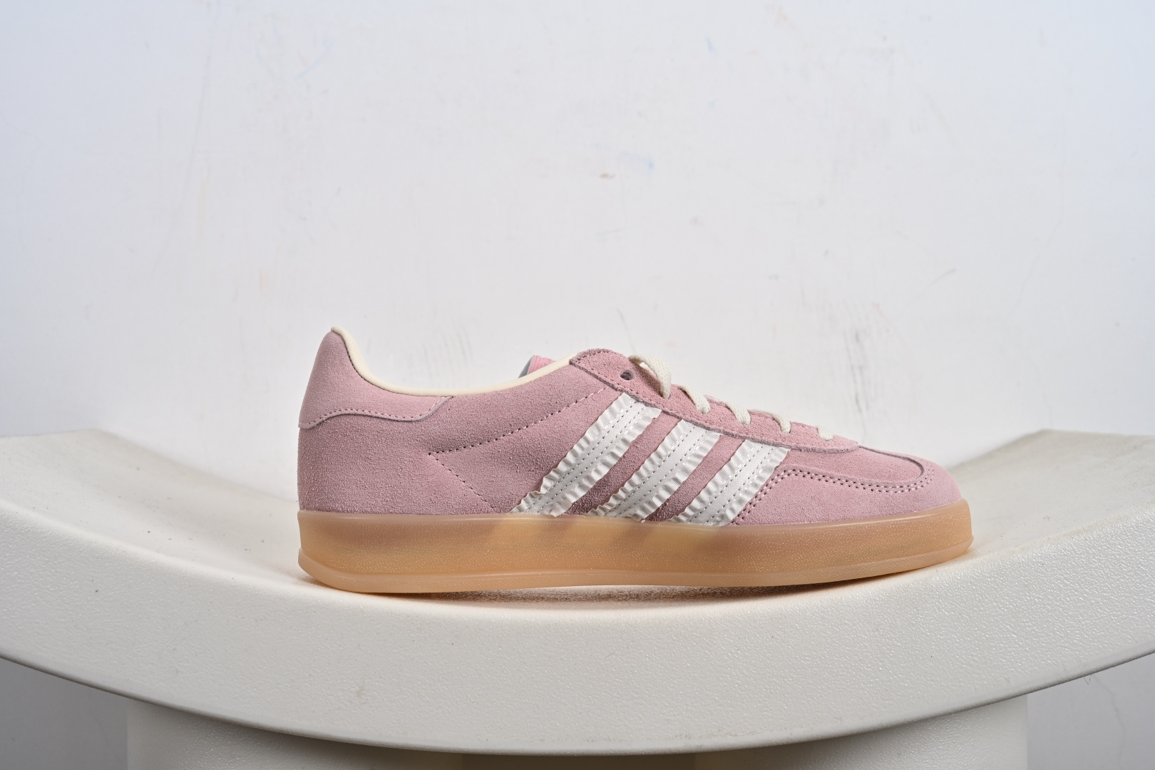 渠道纯原版 AD Gazelle Indoor Trainers 羚羊内训系列低帮复古百搭休闲运动德训风板鞋 粉白生胶花边 JS1413