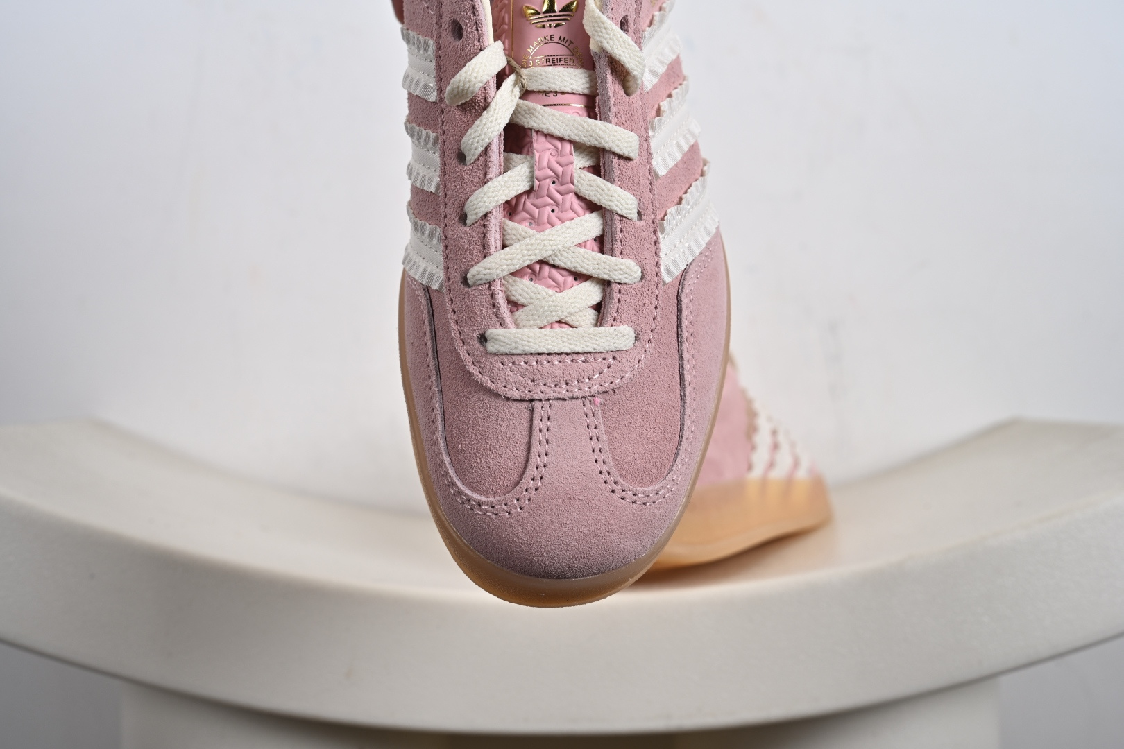 渠道纯原版 AD Gazelle Indoor Trainers 羚羊内训系列低帮复古百搭休闲运动德训风板鞋 粉白生胶花边 JS1413