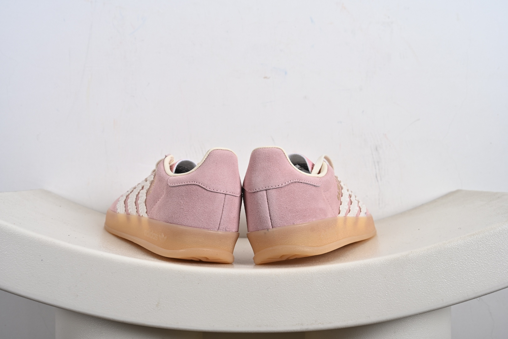 渠道纯原版 AD Gazelle Indoor Trainers 羚羊内训系列低帮复古百搭休闲运动德训风板鞋 粉白生胶花边 JS1413