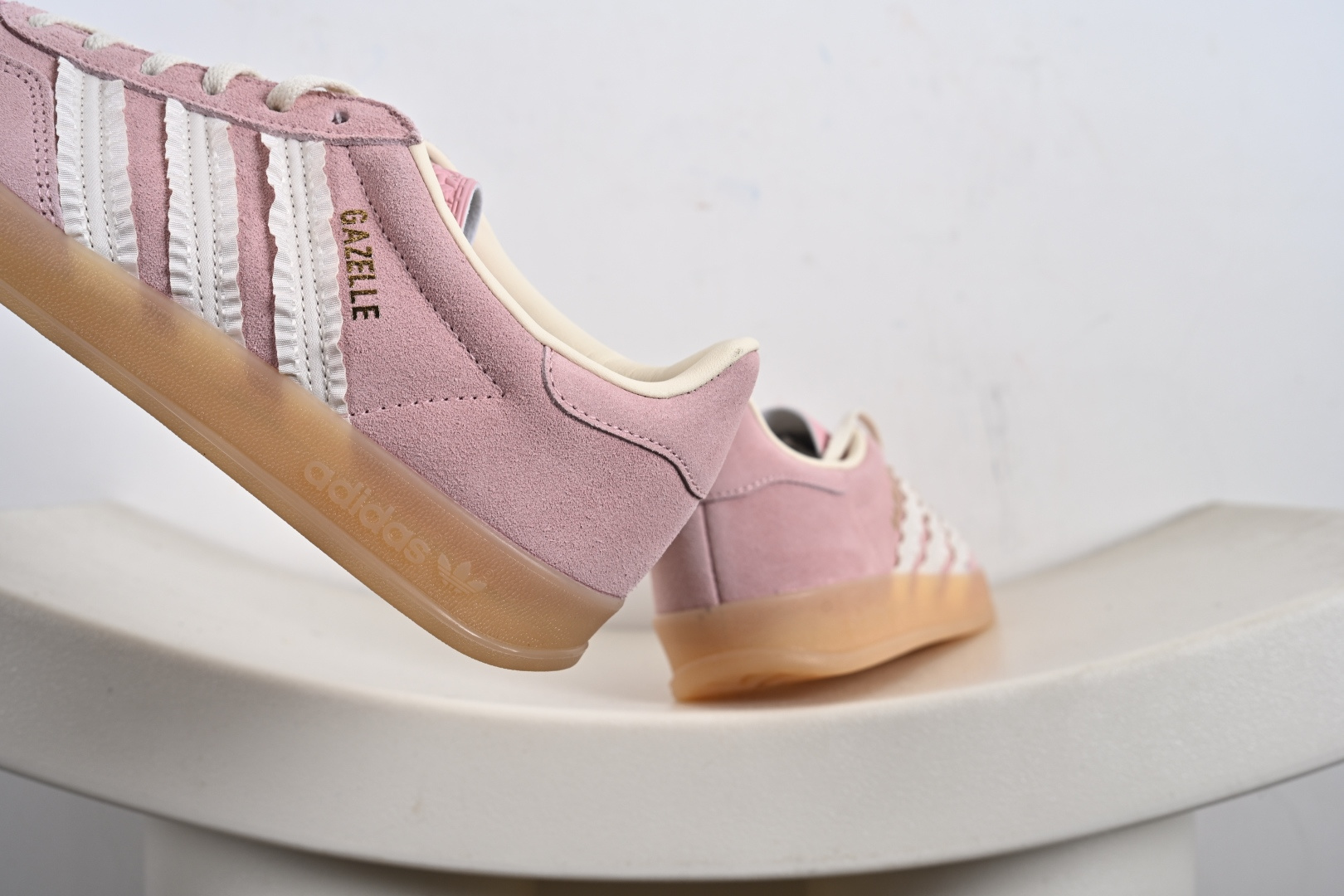 渠道纯原版 AD Gazelle Indoor Trainers 羚羊内训系列低帮复古百搭休闲运动德训风板鞋 粉白生胶花边 JS1413