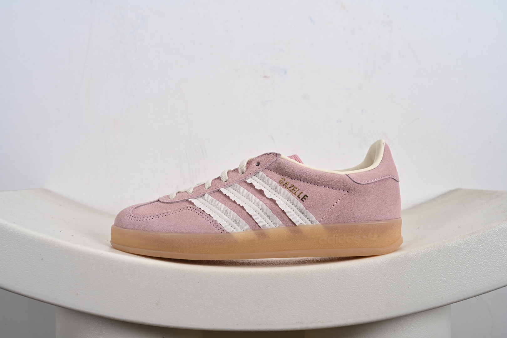 渠道纯原版 AD Gazelle Indoor Trainers 羚羊内训系列低帮复古百搭休闲运动德训风板鞋 粉白生胶花边 JS1413