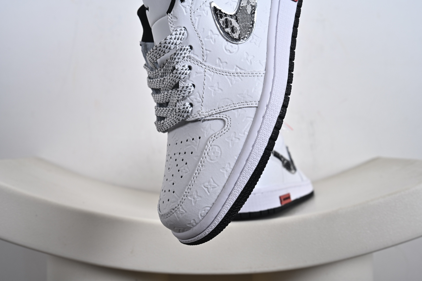 高端定制Air Jordan 1 Low AJ1 乔1 “LV路易威登联名---纯白LV立体印花”高端定制 低帮复古篮球鞋 QG1988-011