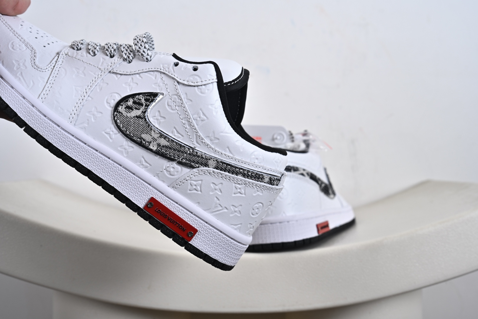 高端定制Air Jordan 1 Low AJ1 乔1 “LV路易威登联名---纯白LV立体印花”高端定制 低帮复古篮球鞋 QG1988-011