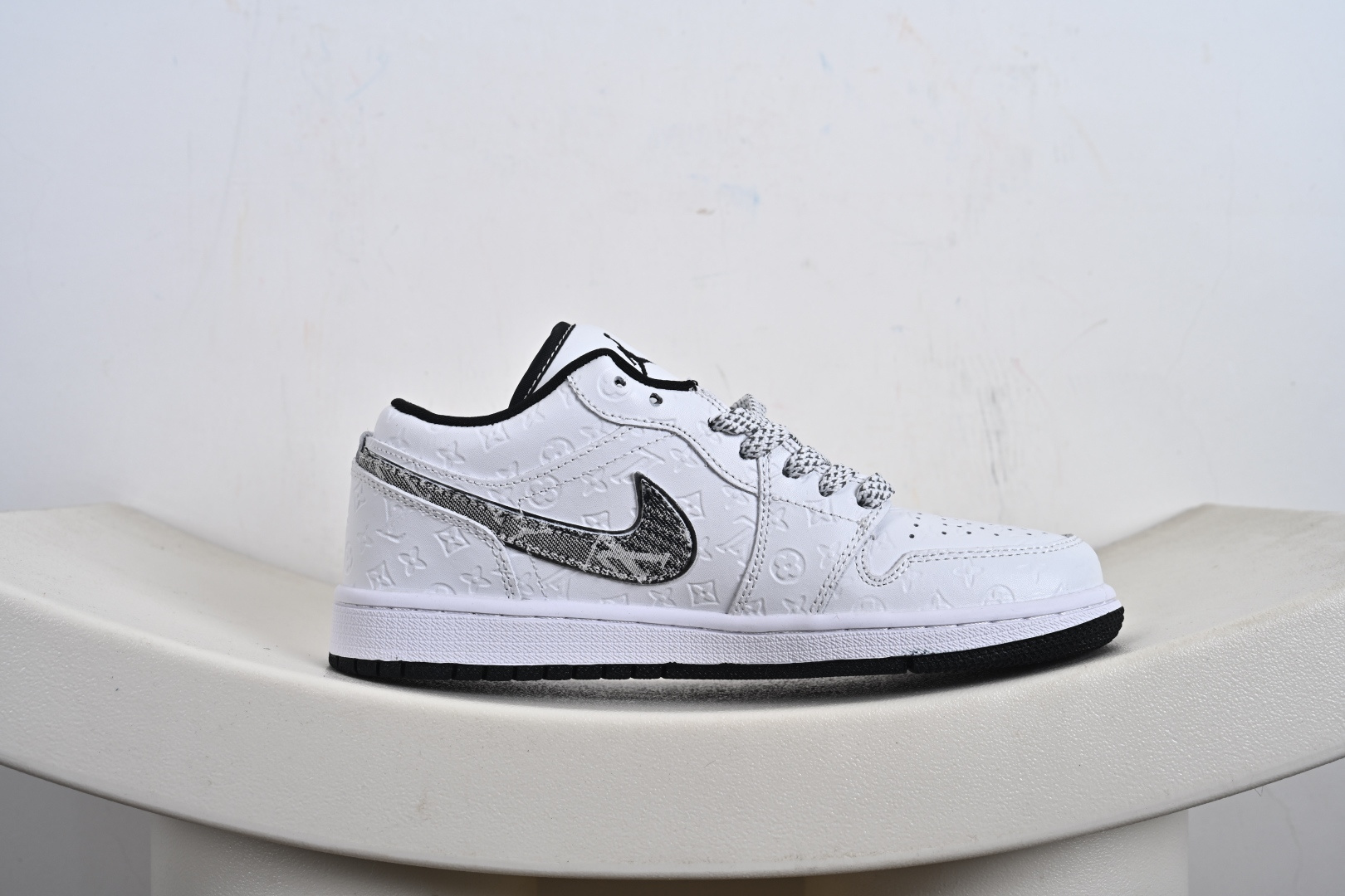 高端定制Air Jordan 1 Low AJ1 乔1 “LV路易威登联名---纯白LV立体印花”高端定制 低帮复古篮球鞋 QG1988-011