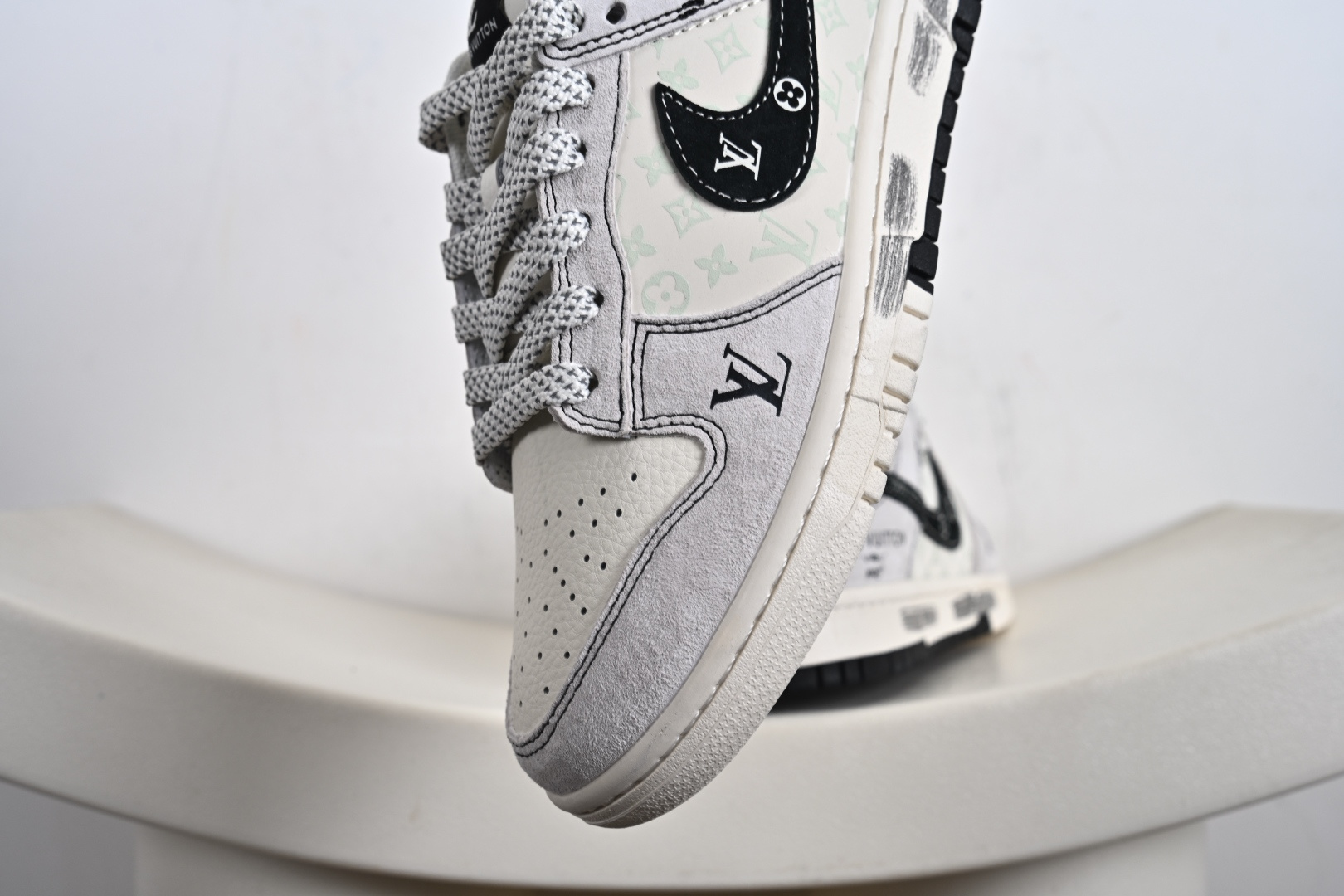 Nike SB Dunk Low“LV联名——涂鸦双拼” 周年高端定制 低帮休闲板鞋 CX5050-Y01