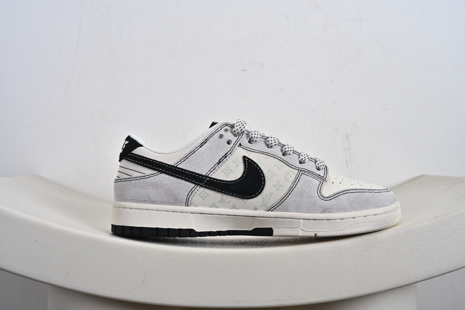 Nike SB Dunk Low“LV联名——涂鸦双拼” 周年高端定制 低帮休闲板鞋 CX5050-Y01