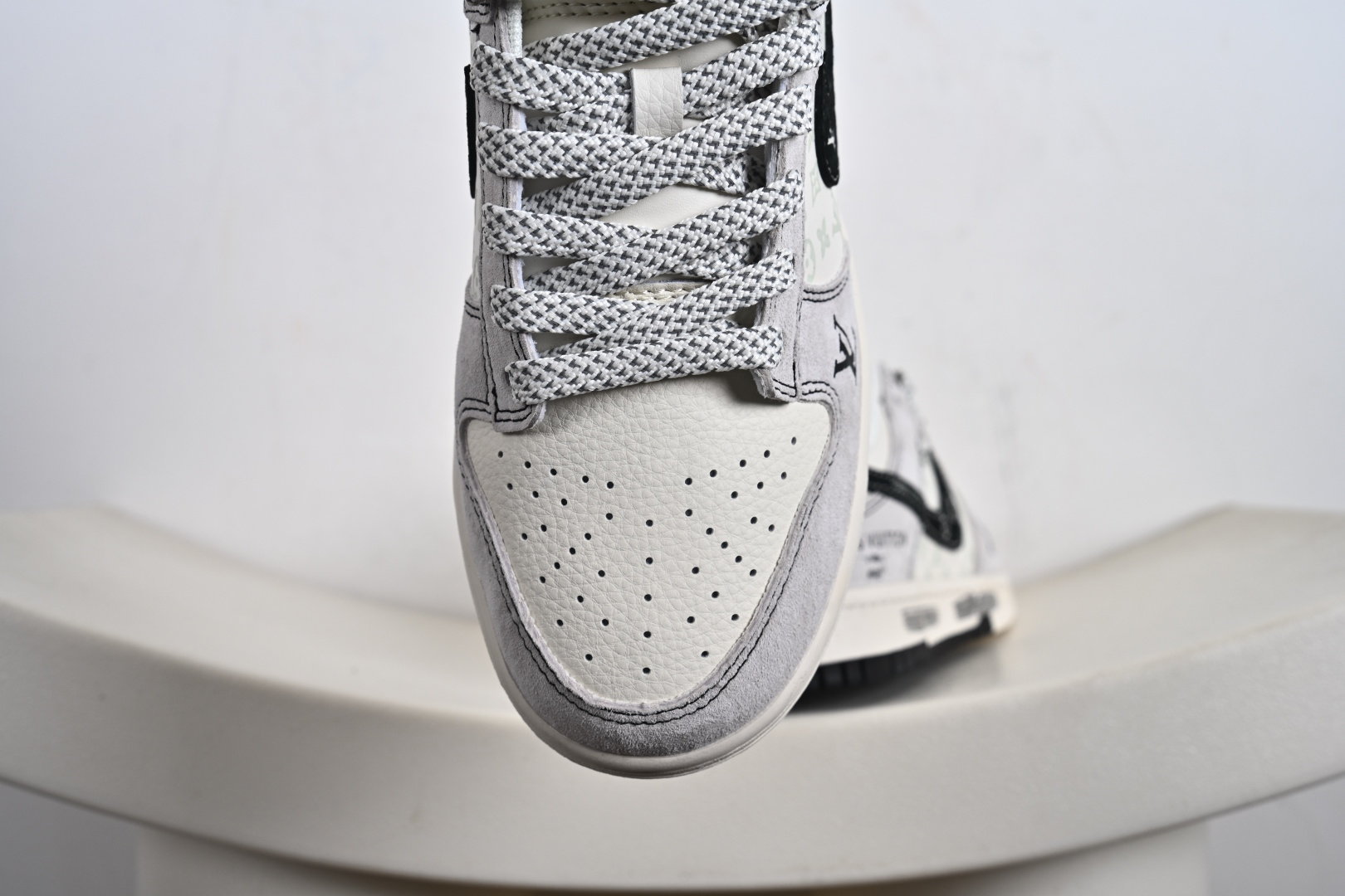 Nike SB Dunk Low“LV联名——涂鸦双拼” 周年高端定制 低帮休闲板鞋 CX5050-Y01