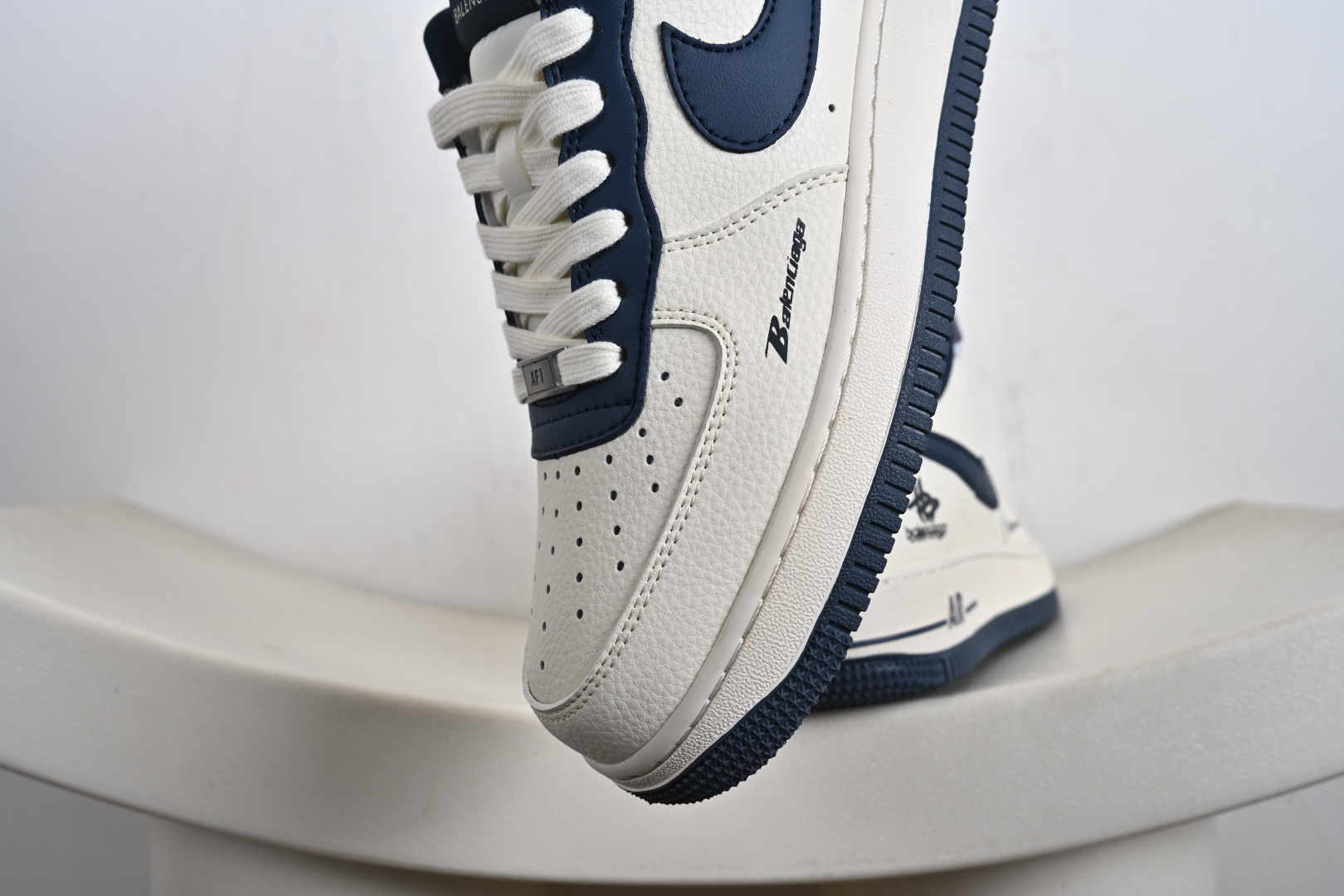 240 高端定制Nike Air Force 1 '07 Low “巴黎世家联名------ 米白红蓝钩” 高端定制 低帮休闲板鞋 XD2588-604