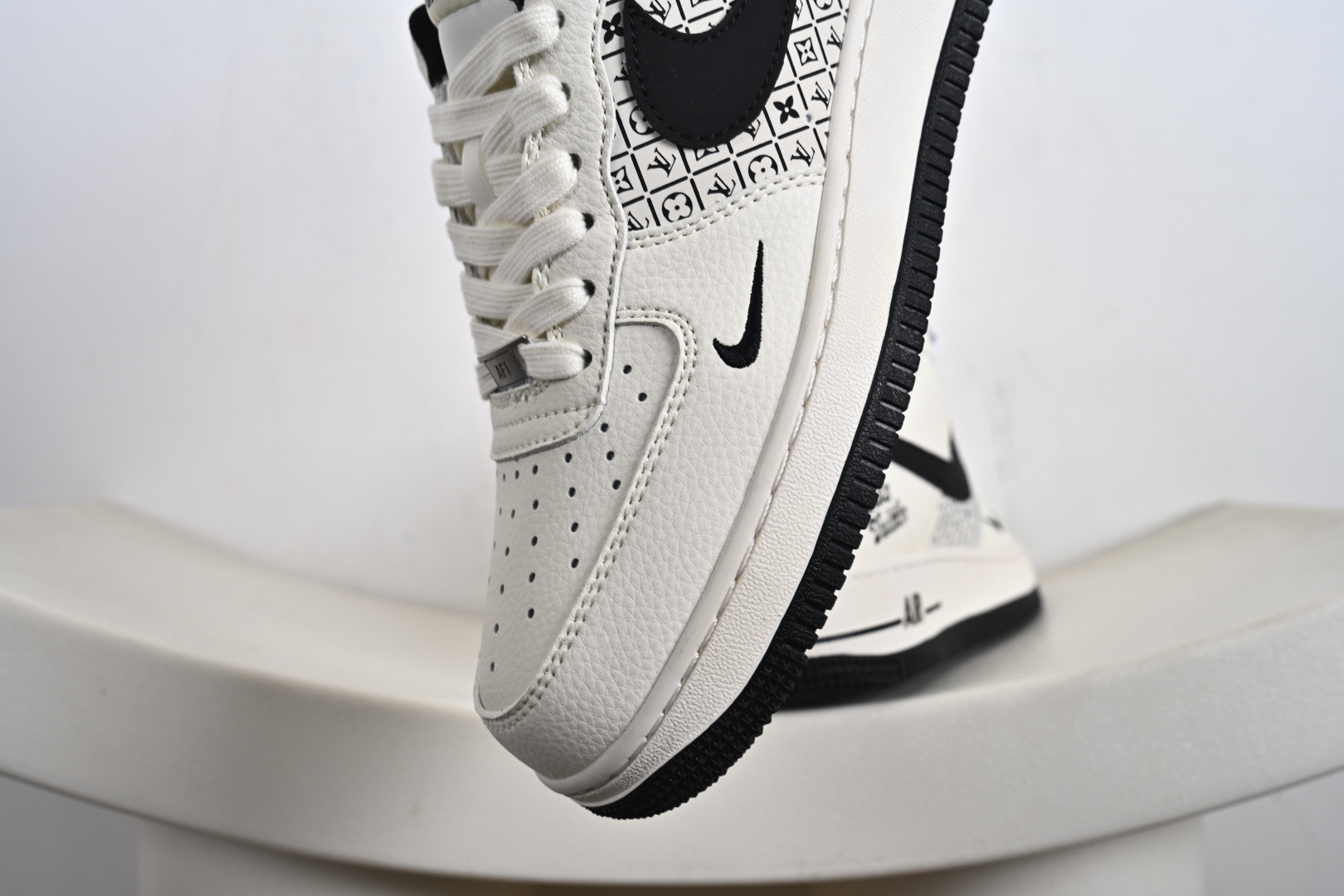 高端定制Nike Air Force 1 '07 Low “路易威登LV联名------ 米白黑钩” 鞋身印刷 高端定制 低帮休闲板鞋 XD2588-601