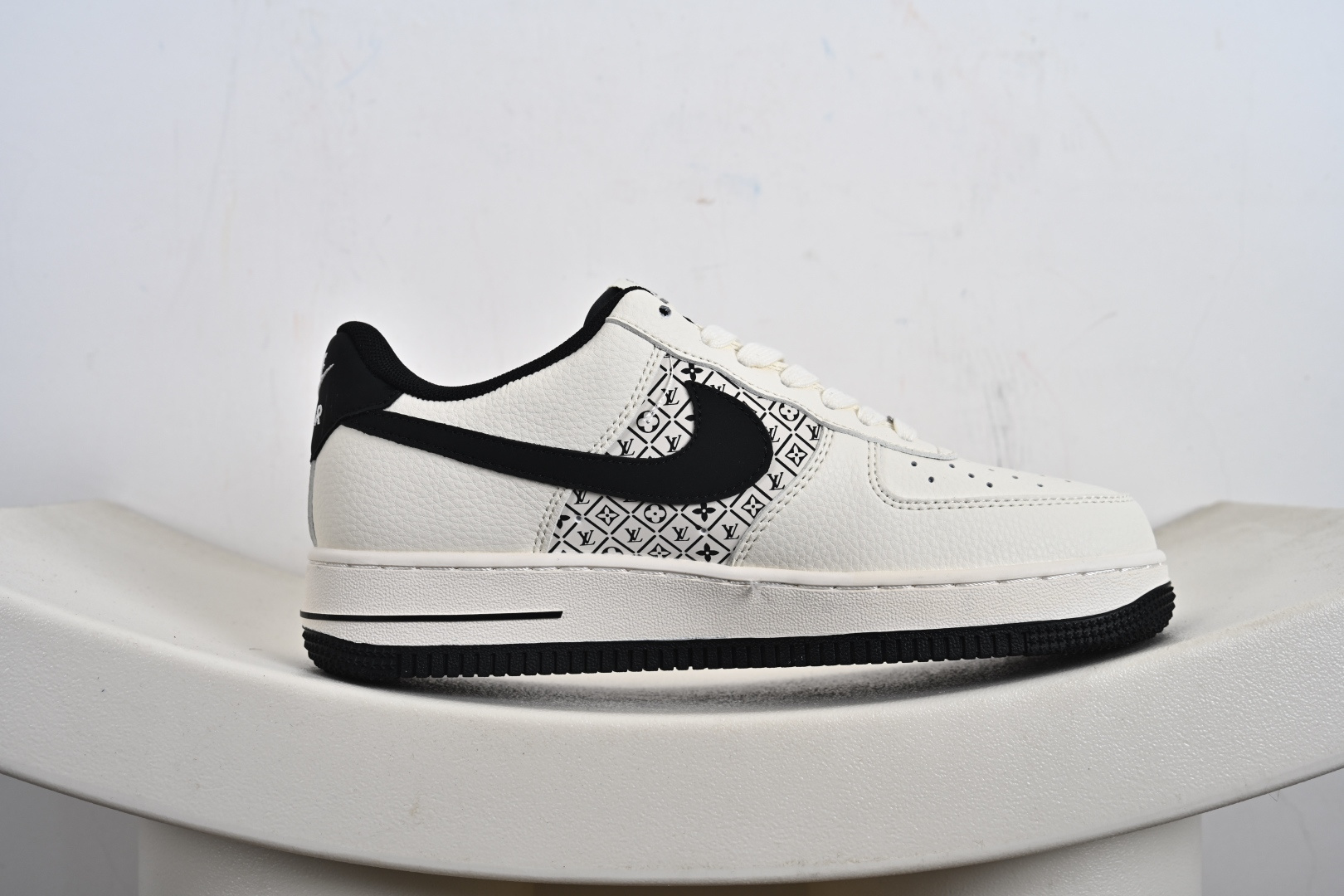高端定制Nike Air Force 1 '07 Low “路易威登LV联名------ 米白黑钩” 鞋身印刷 高端定制 低帮休闲板鞋 XD2588-601