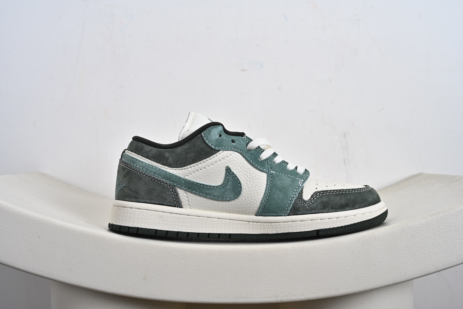 Nike Jordan Air Jordan 1“古驰联名——浅绿翻毛勾” 高端定制 低帮 QG2025-001