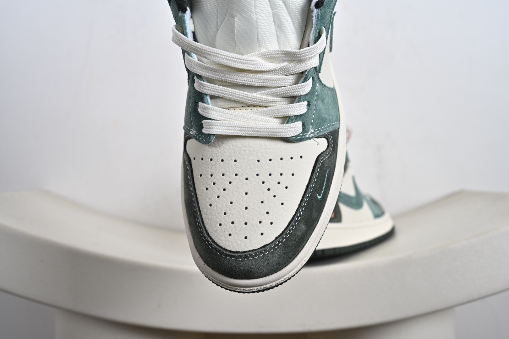 Nike Jordan Air Jordan 1“古驰联名——浅绿翻毛勾” 高端定制 低帮 QG2025-001