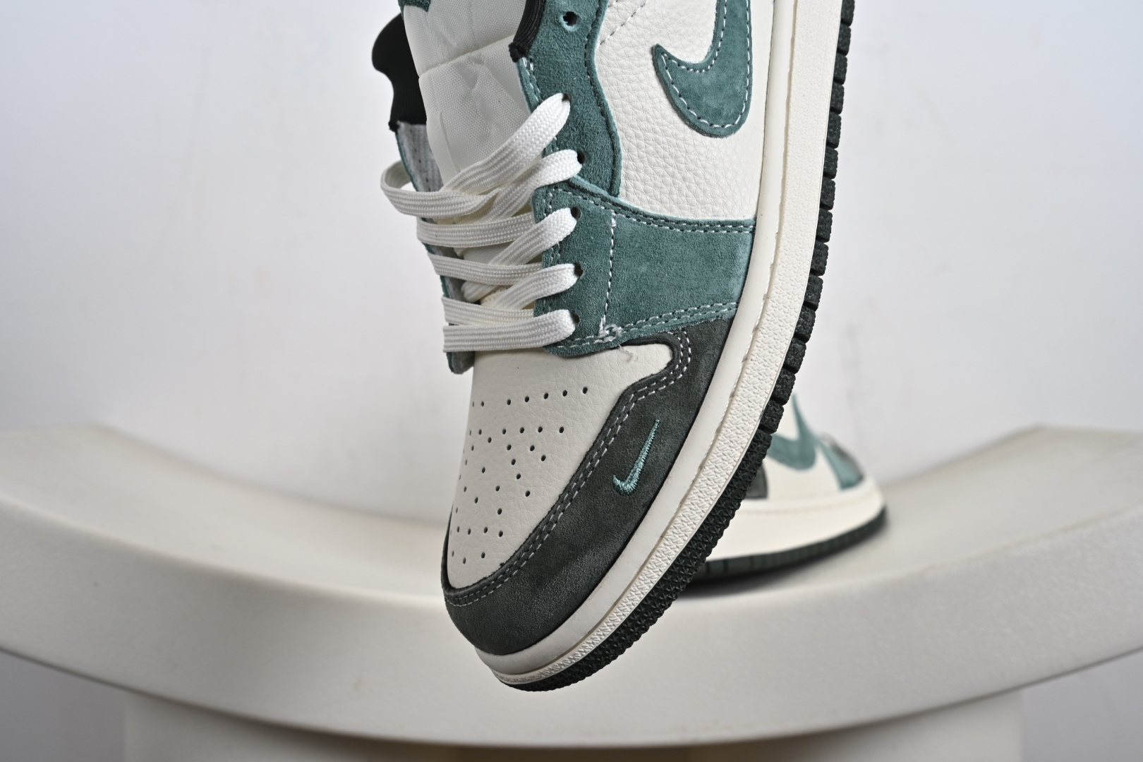 Nike Jordan Air Jordan 1“古驰联名——浅绿翻毛勾” 高端定制 低帮 QG2025-001