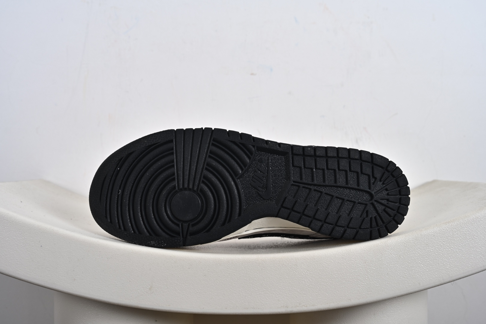 Supreme x Nike Dunk Low 猪八灰红黑钩印花 SD2025-001