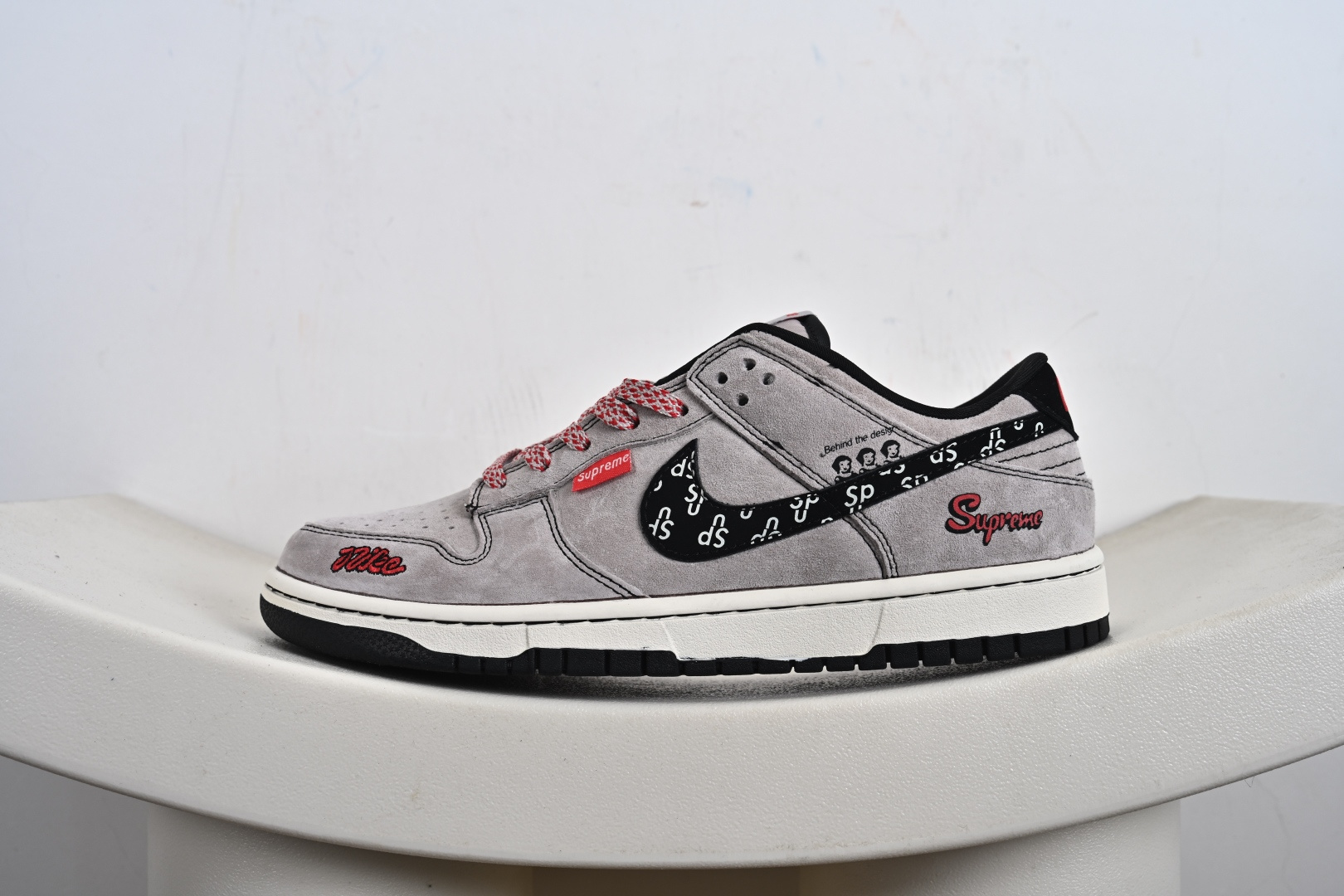 Supreme x Nike Dunk Low 猪八灰红黑钩印花 SD2025-001