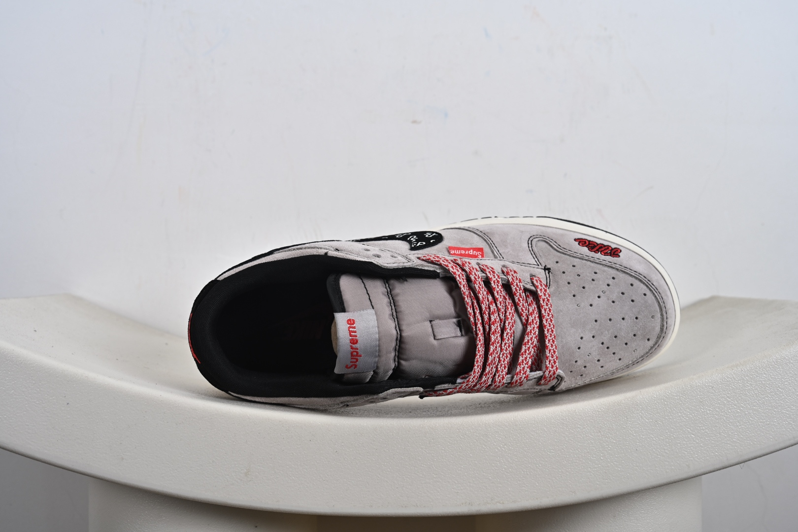 Supreme x Nike Dunk Low 猪八灰红黑钩印花 SD2025-001
