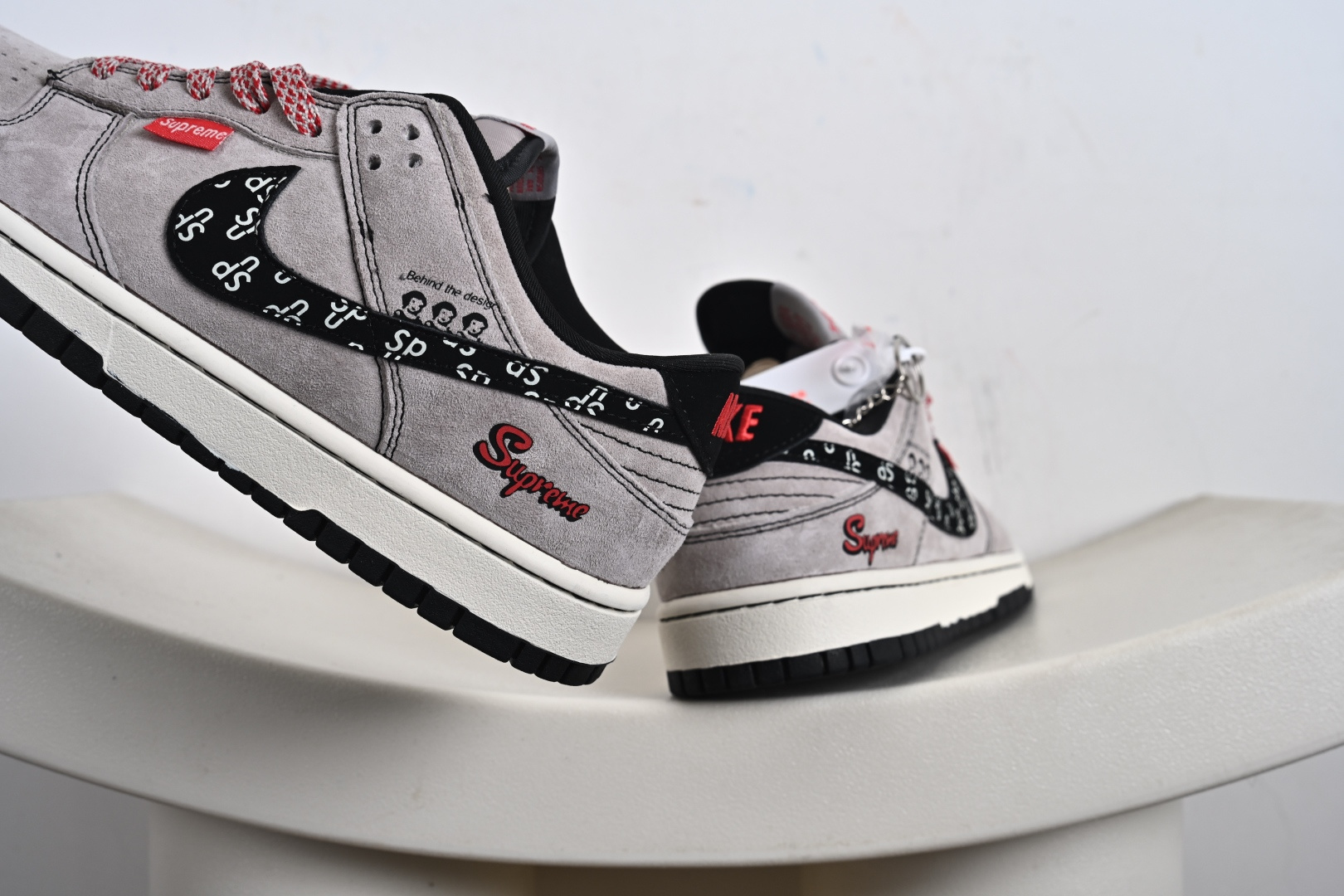 Supreme x Nike Dunk Low 猪八灰红黑钩印花 SD2025-001