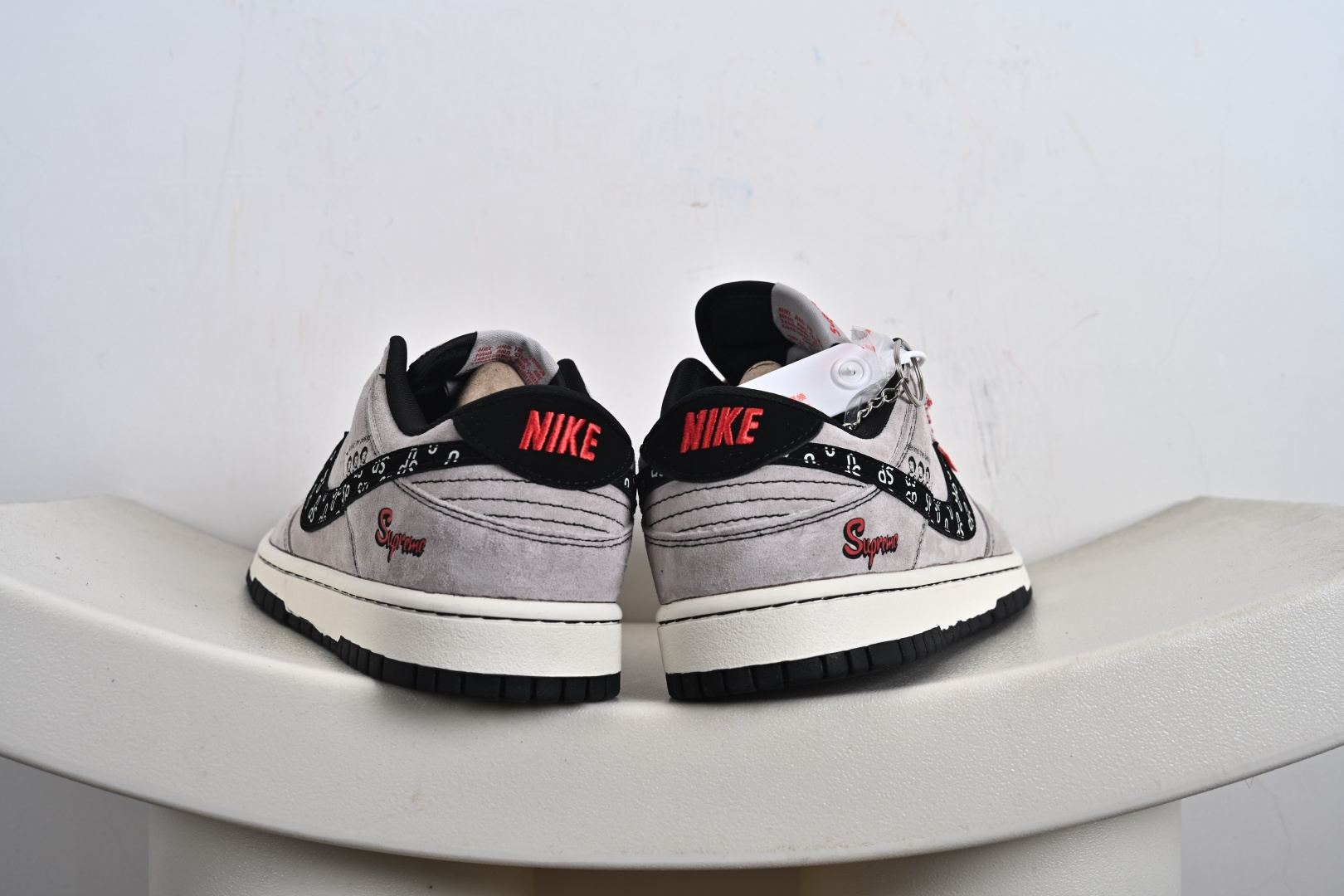 Supreme x Nike Dunk Low 猪八灰红黑钩印花 SD2025-001