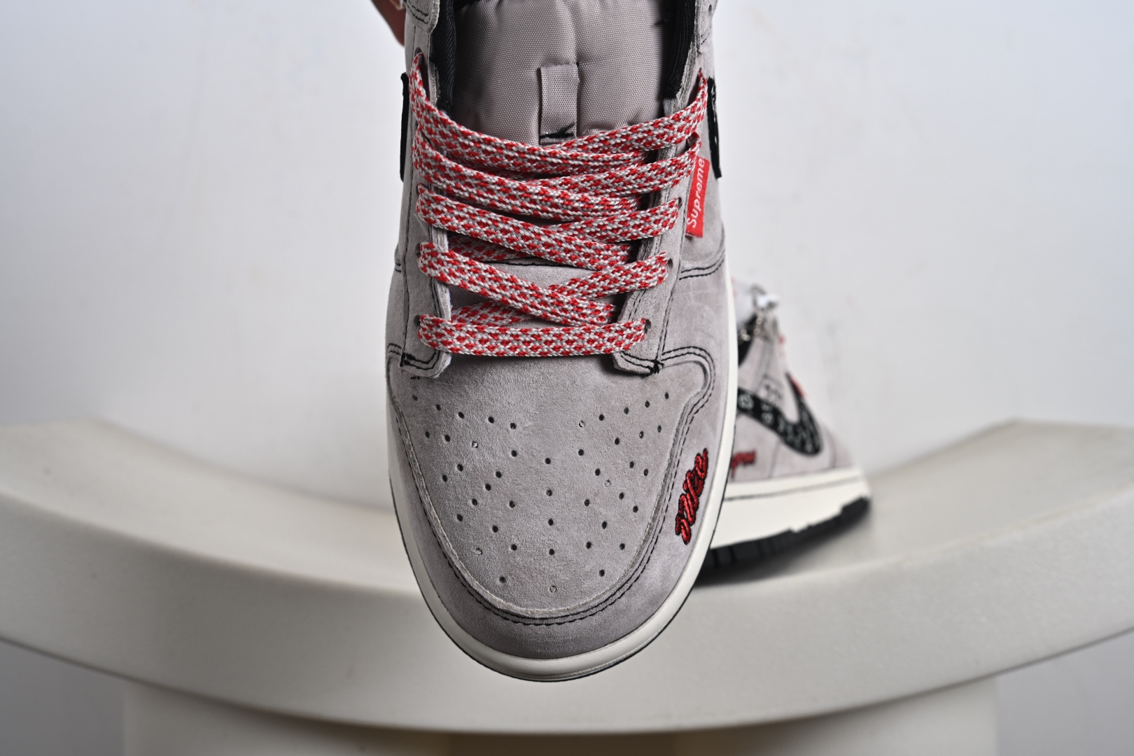 Supreme x Nike Dunk Low 猪八灰红黑钩印花 SD2025-001