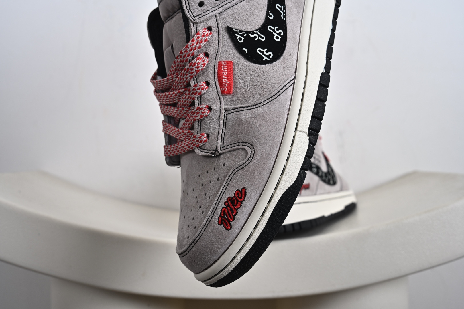 Supreme x Nike Dunk Low 猪八灰红黑钩印花 SD2025-001