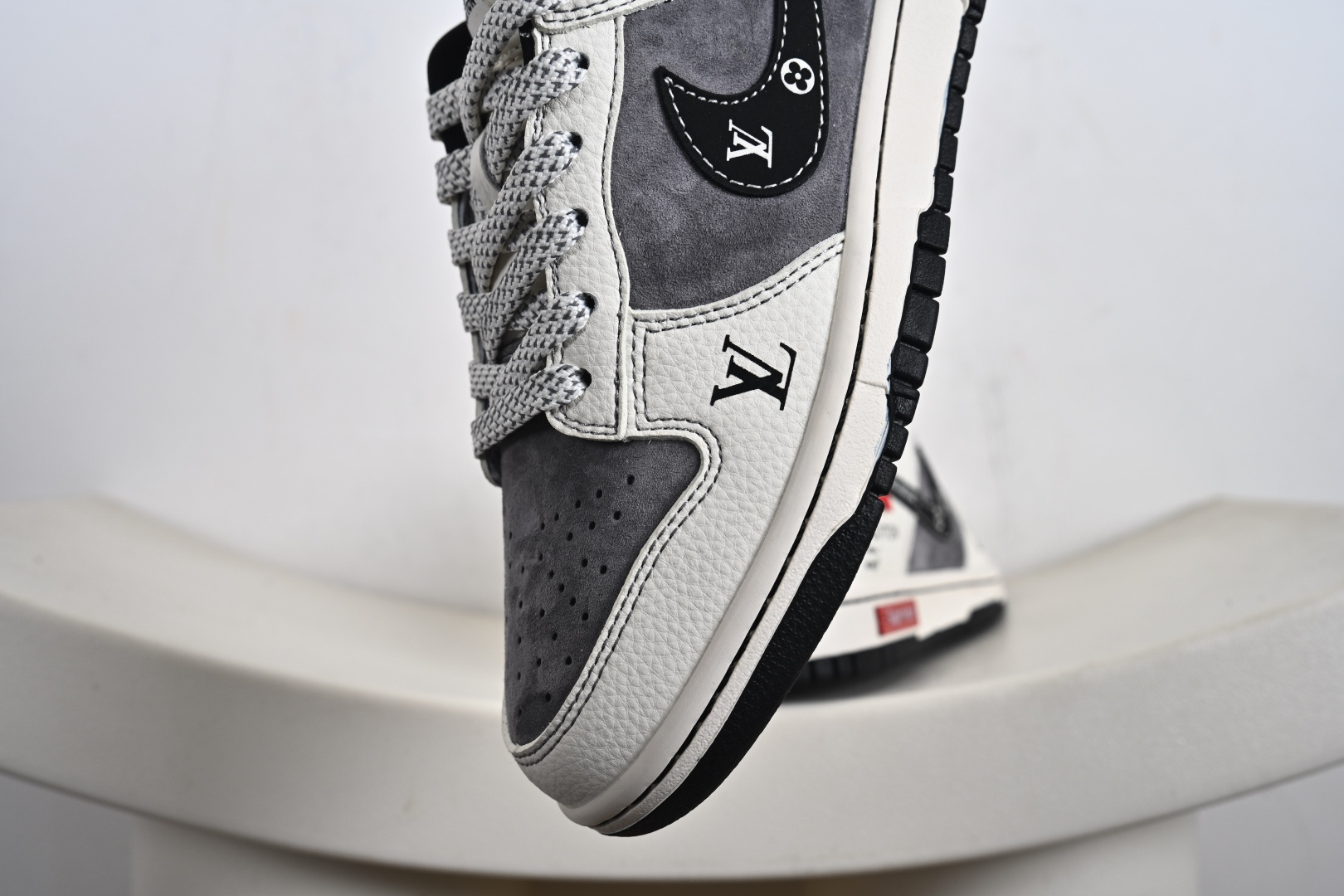 Louis Supreme x NK Dunk SB Low x Sup x SB 低帮 灰白黑 CX5050-Y17