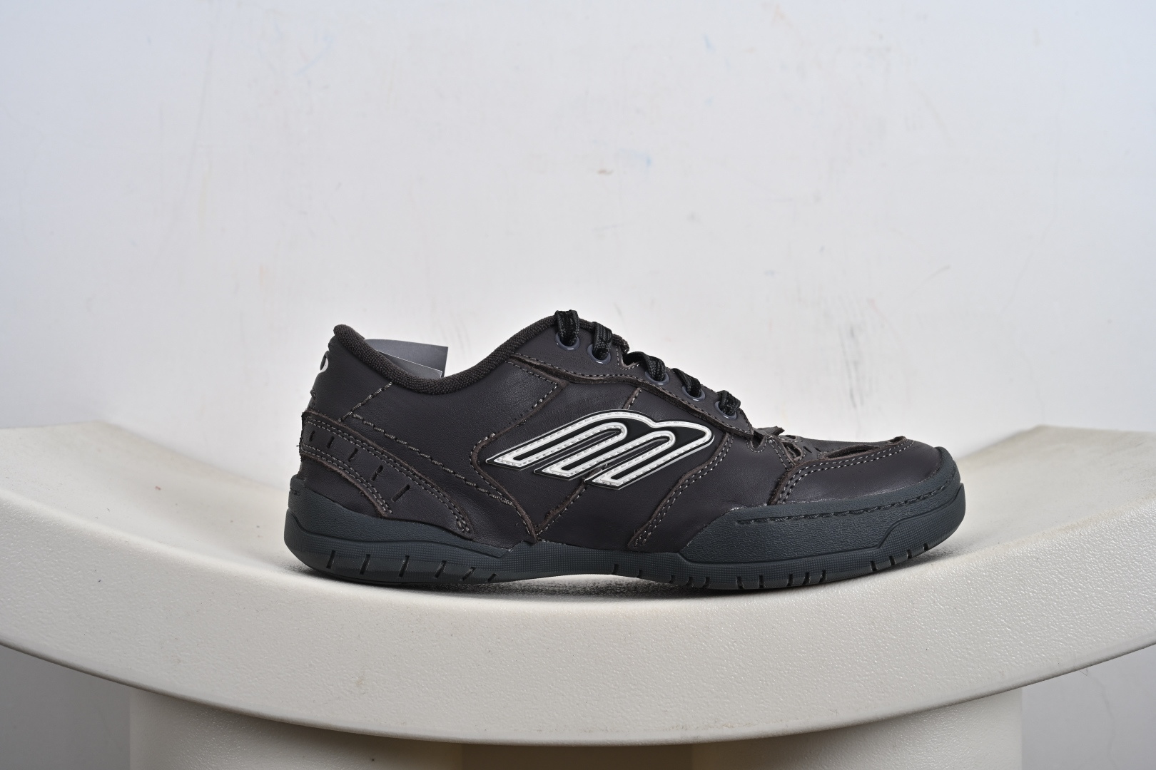 380 Balenciaga 巴黎世家 Hamptons 手工做旧款 牛皮革 复古圆头系带低帮休闲鞋 841765 WCURB1000 841763 WCURS5090 841763 WCURB1190