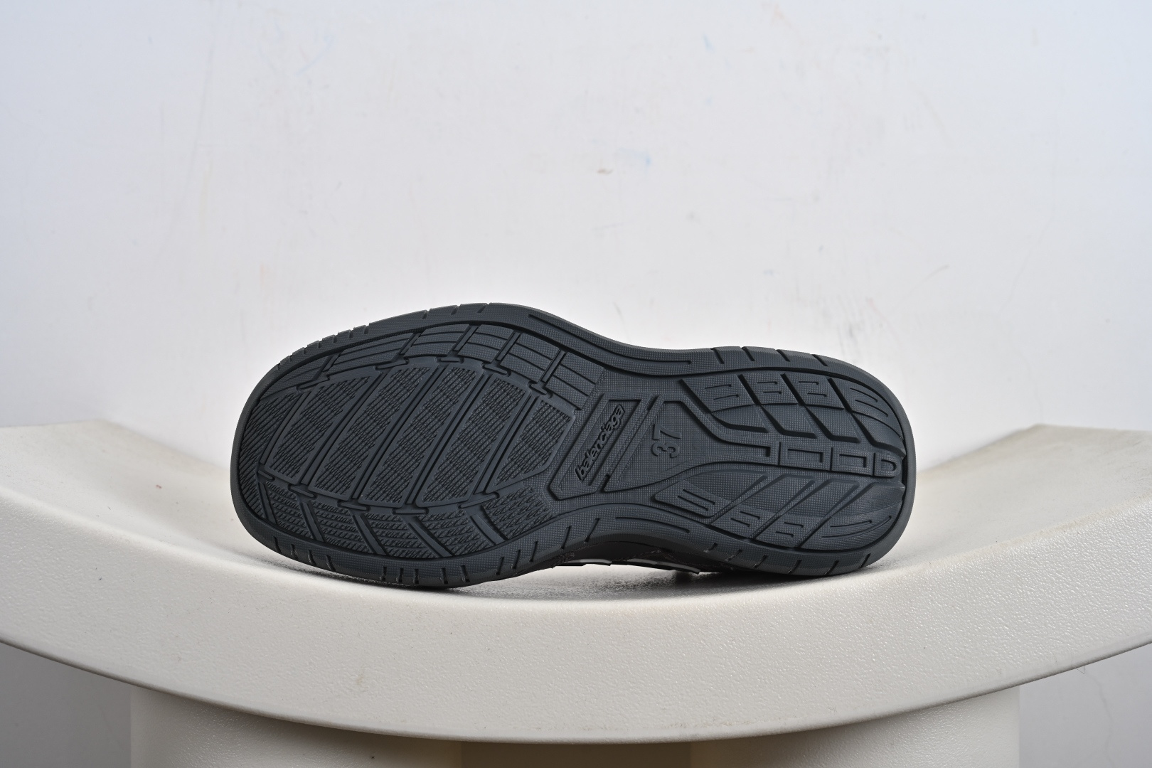 380 Balenciaga 巴黎世家 Hamptons 手工做旧款 牛皮革 复古圆头系带低帮休闲鞋 841765 WCURB1000 841763 WCURS5090 841763 WCURB1190