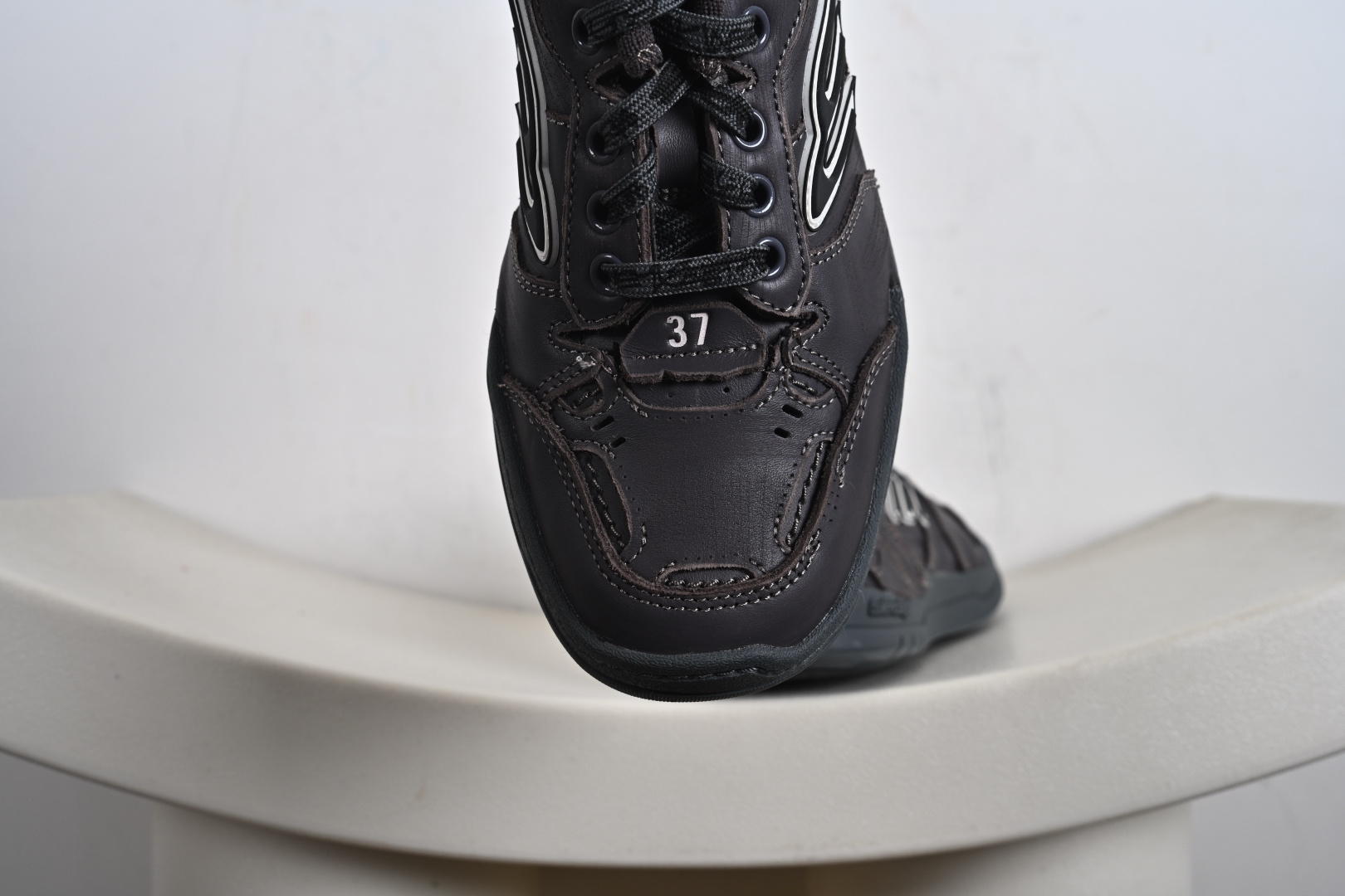 380 Balenciaga 巴黎世家 Hamptons 手工做旧款 牛皮革 复古圆头系带低帮休闲鞋 841765 WCURB1000 841763 WCURS5090 841763 WCURB1190