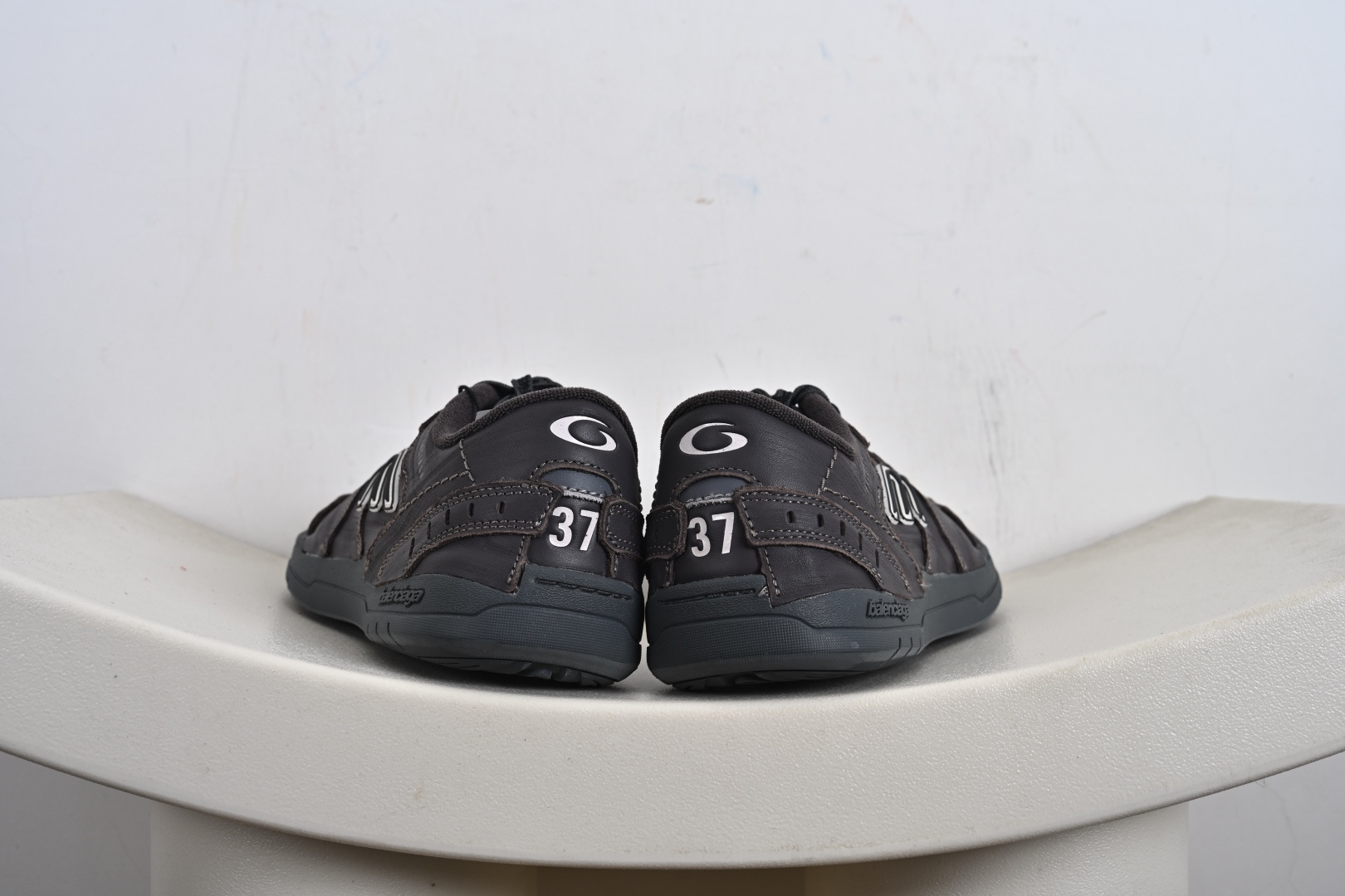 380 Balenciaga 巴黎世家 Hamptons 手工做旧款 牛皮革 复古圆头系带低帮休闲鞋 841765 WCURB1000 841763 WCURS5090 841763 WCURB1190