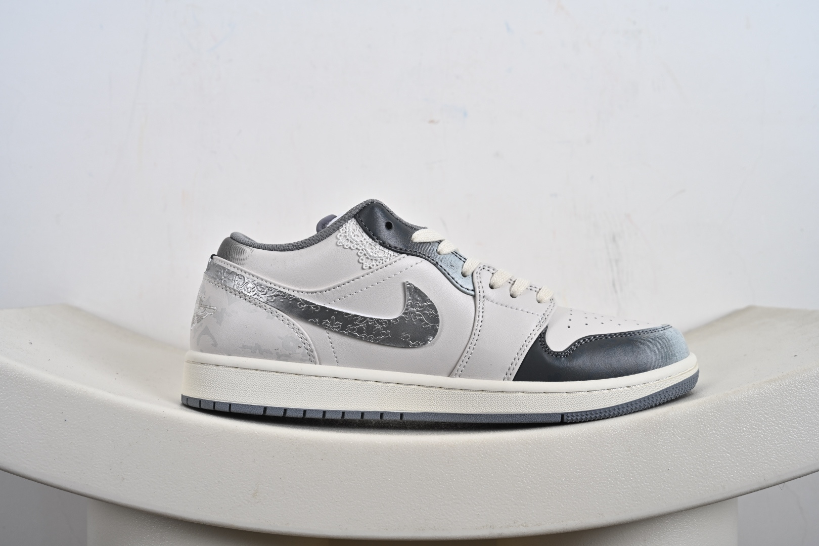 -全码补出 Air Jordan AJ1 Low 熊猫恶作剧 摩登薇境 格雷系 坚毅之花 553560-053