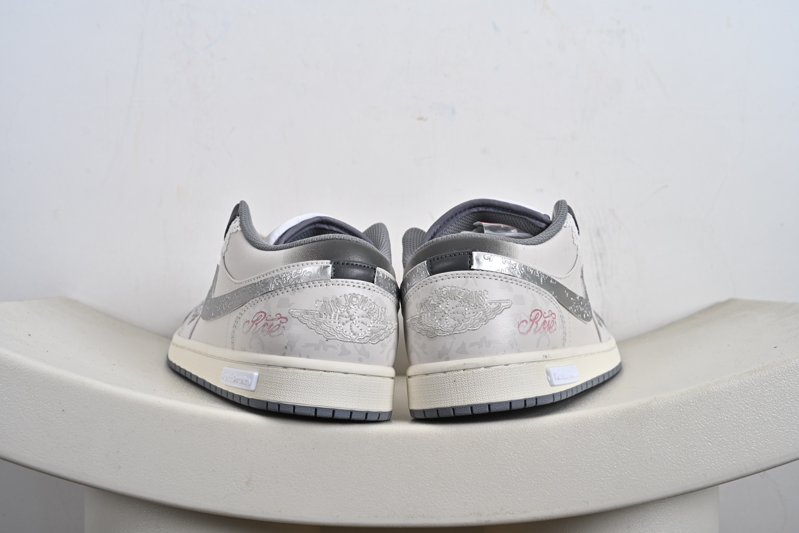 -全码补出 Air Jordan AJ1 Low 熊猫恶作剧 摩登薇境 格雷系 坚毅之花 553560-053